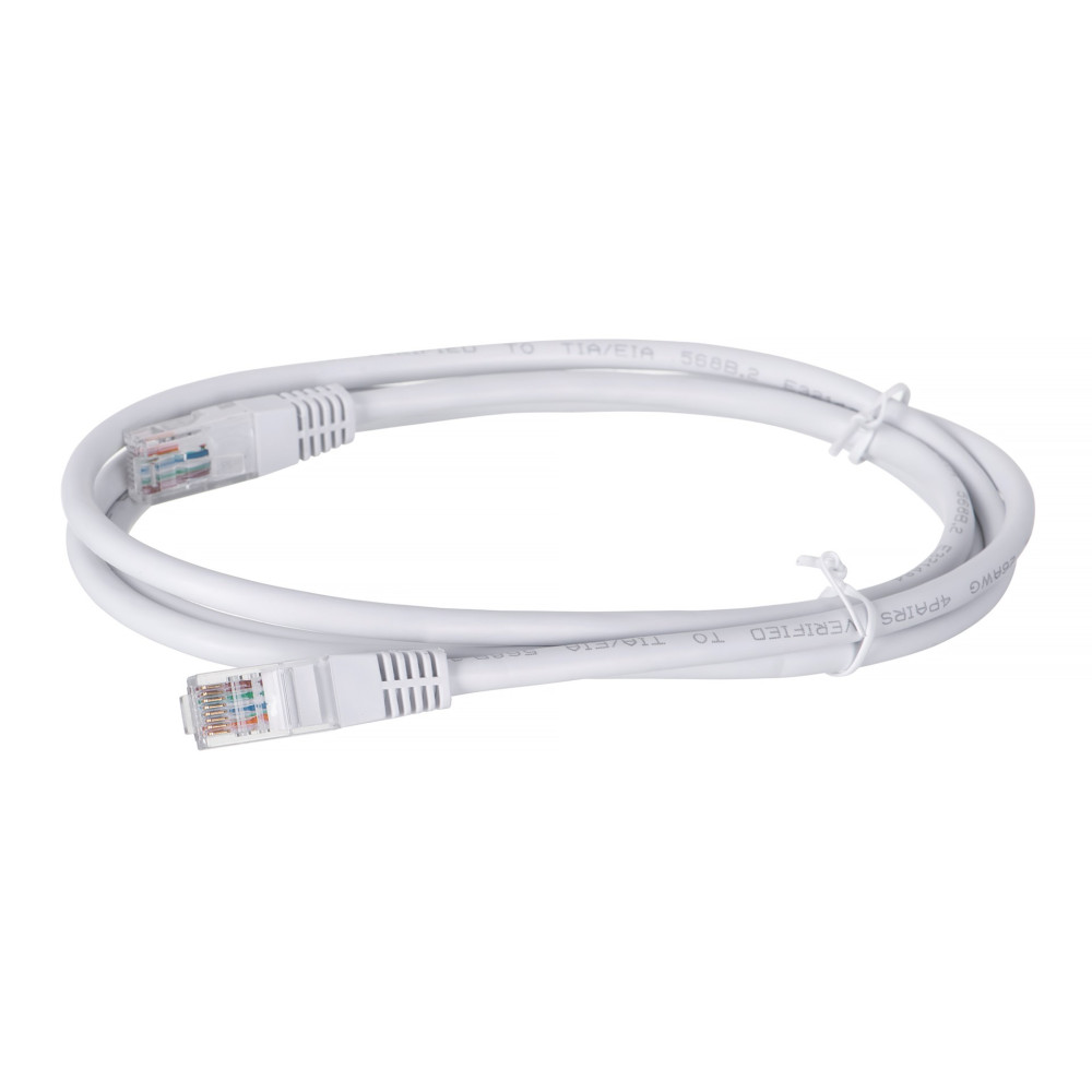 Zwinięty biały kabel ethernetowy ze złączami RJ45 na białym tle.