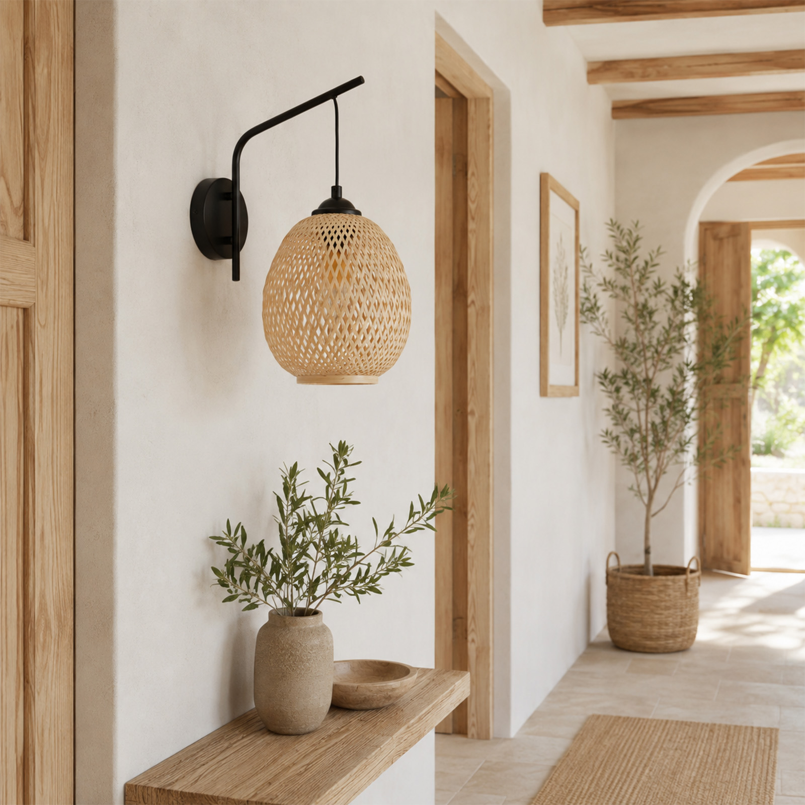 Una lámpara de pared de ratán cuelga en una pared clara sobre una mesa de madera con plantas en un pasillo.