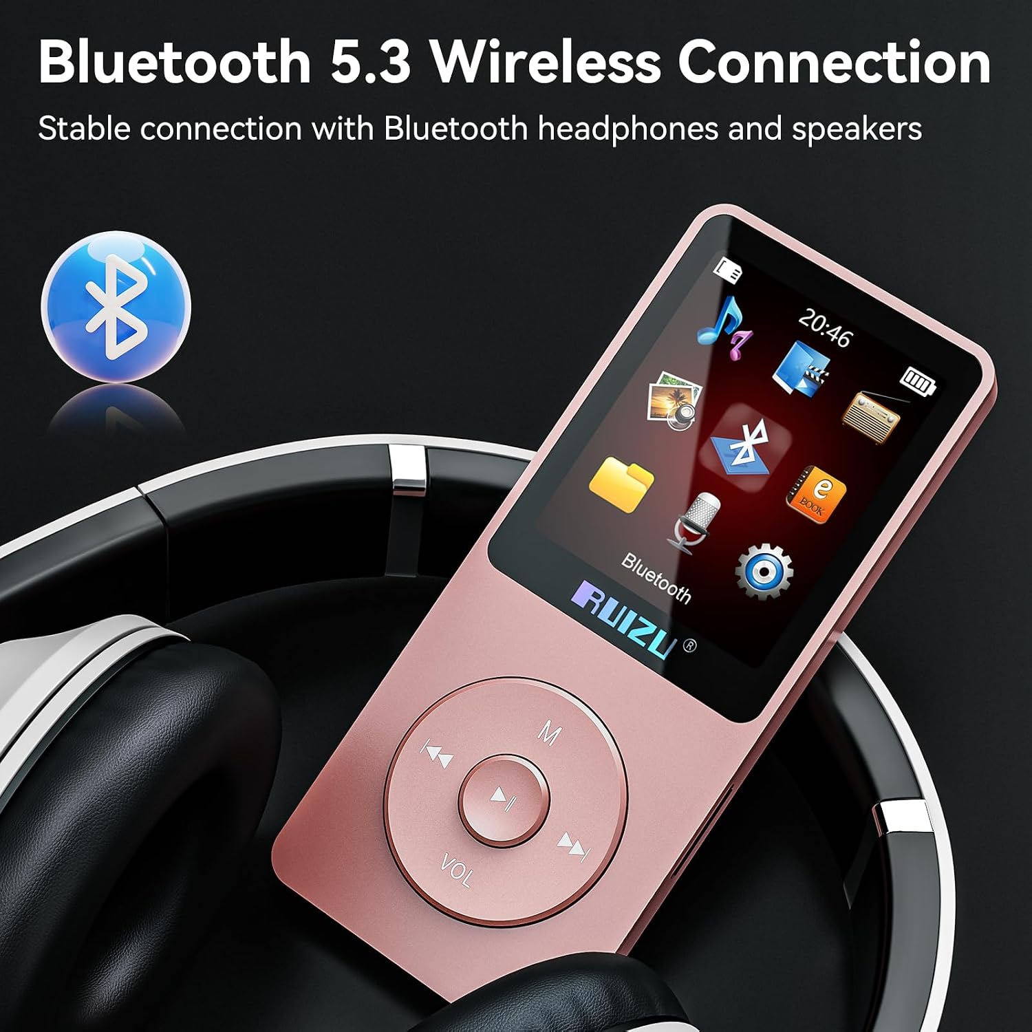 Ein rosafarbener Ruizu MP3-Player auf schwarzen Kopfhörern vor dunklem Hintergrund.