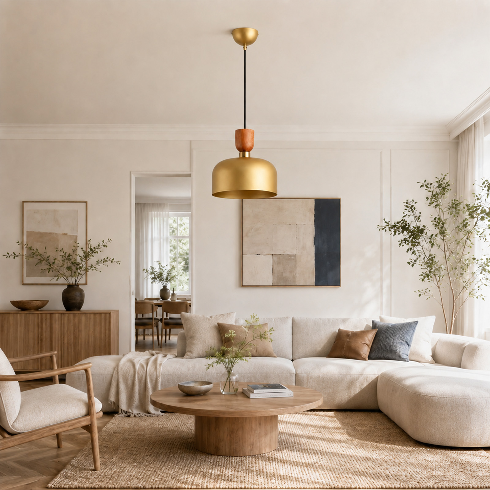Una sala de estar luminosa y moderna con un sofá blanco, mesa de centro de madera y lámpara colgante.