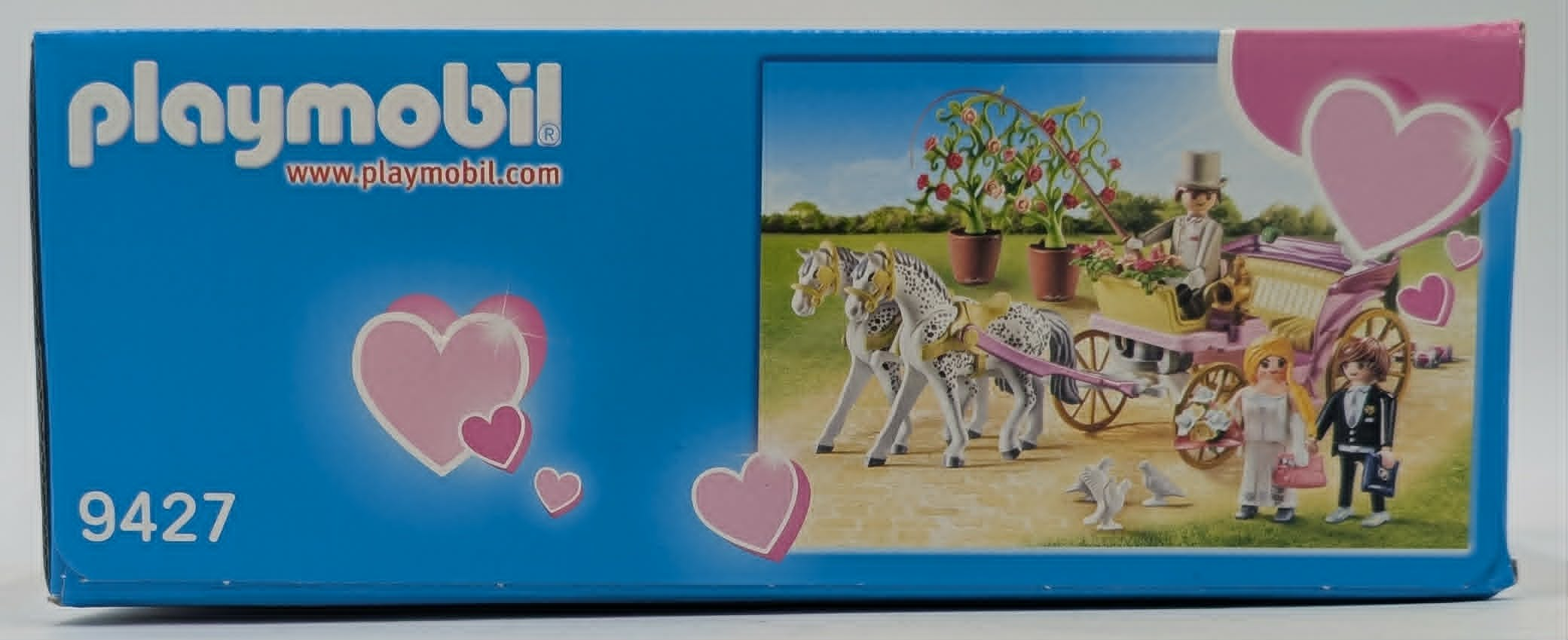 Playmobil Set 9427 zeigt eine Hochzeit mit Pferdekutsche, Figuren und Blumen.
