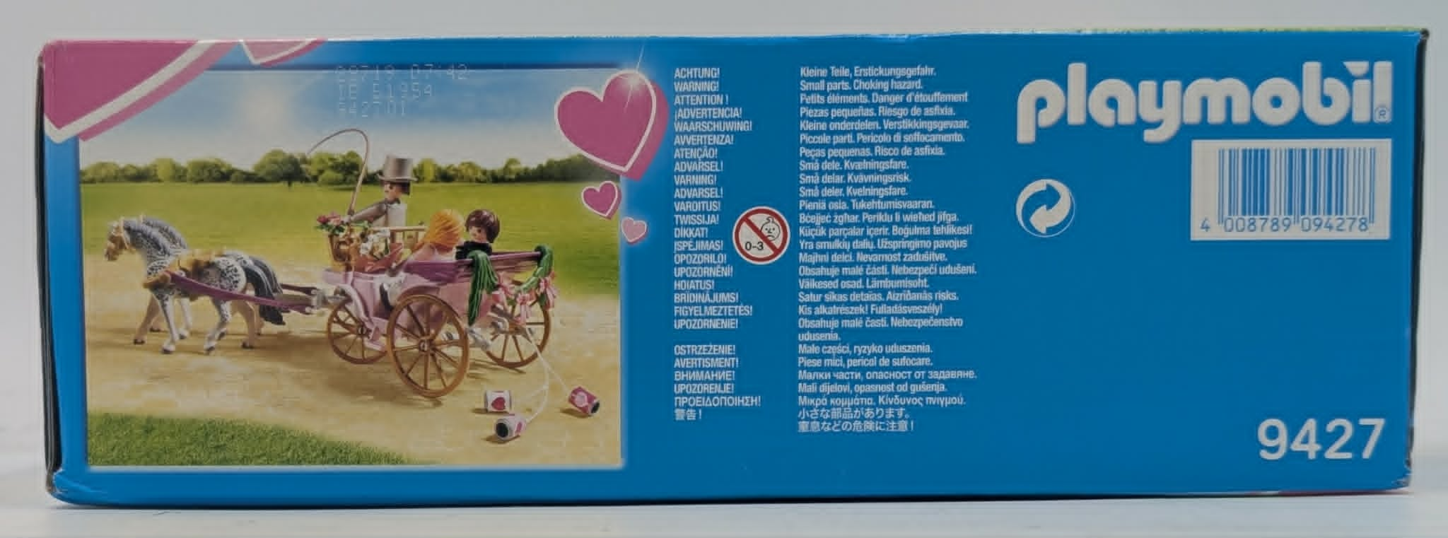 Playmobil-Box mit Spielszene: Eine Kutsche mit Pferden, Figuren und Warntexten in mehreren Sprachen.