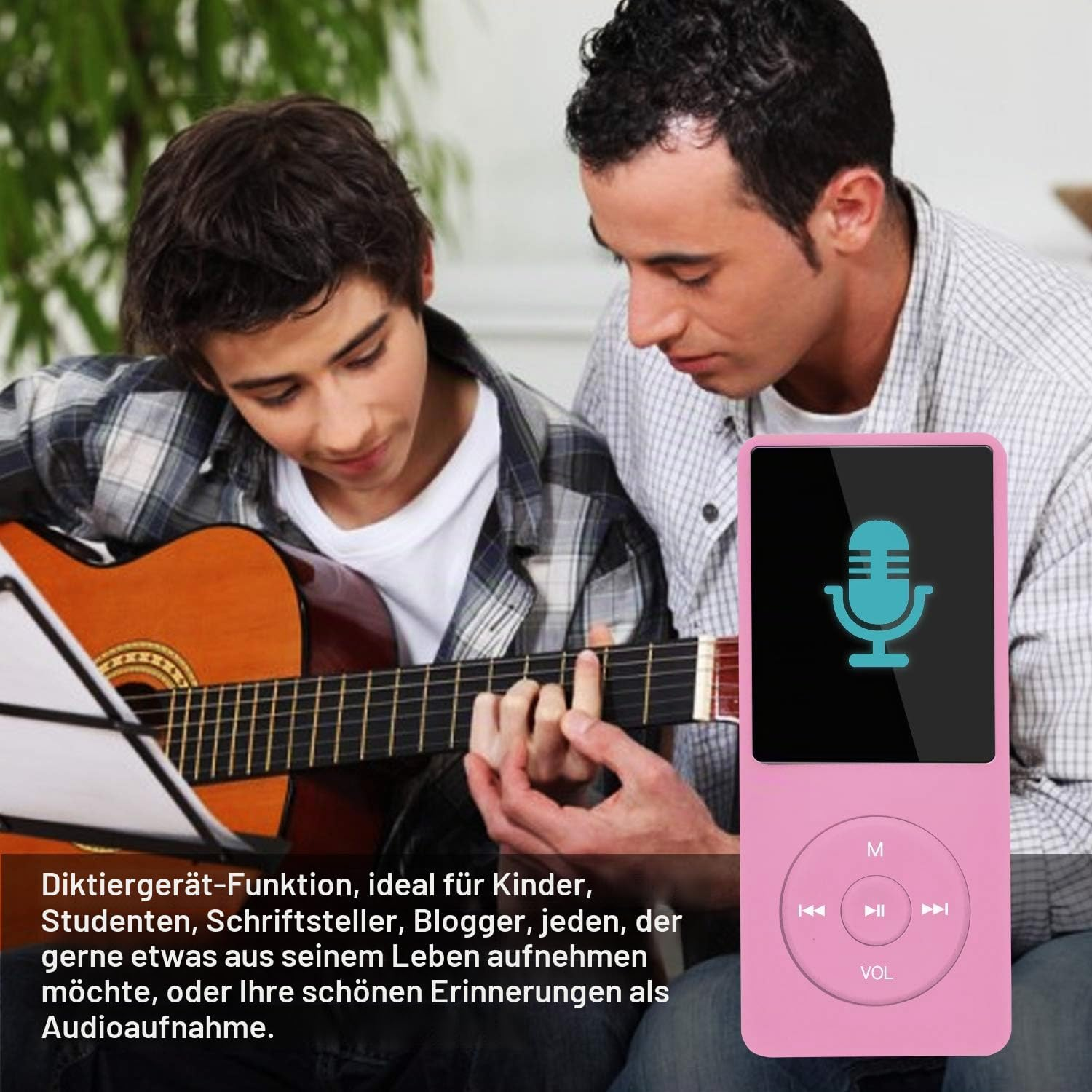 Ein Mann bringt einem Jungen Gitarre bei, überlagert mit einem rosa Diktiergerät.