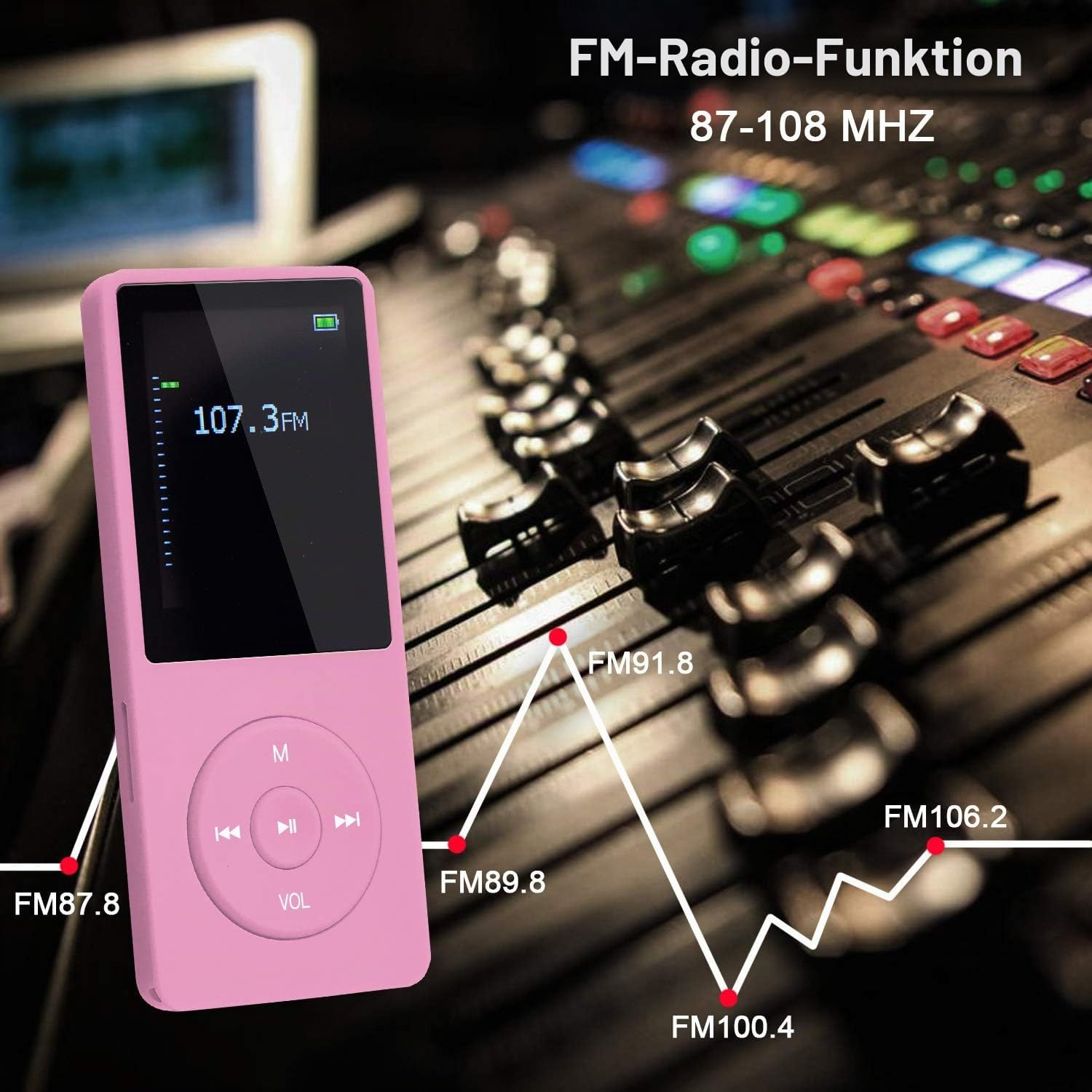Ein pinkes MP3-Gerät mit FM-Radio-Funktion und verschiedenen Frequenzmarkierungen vor einer Audio-Konsole.