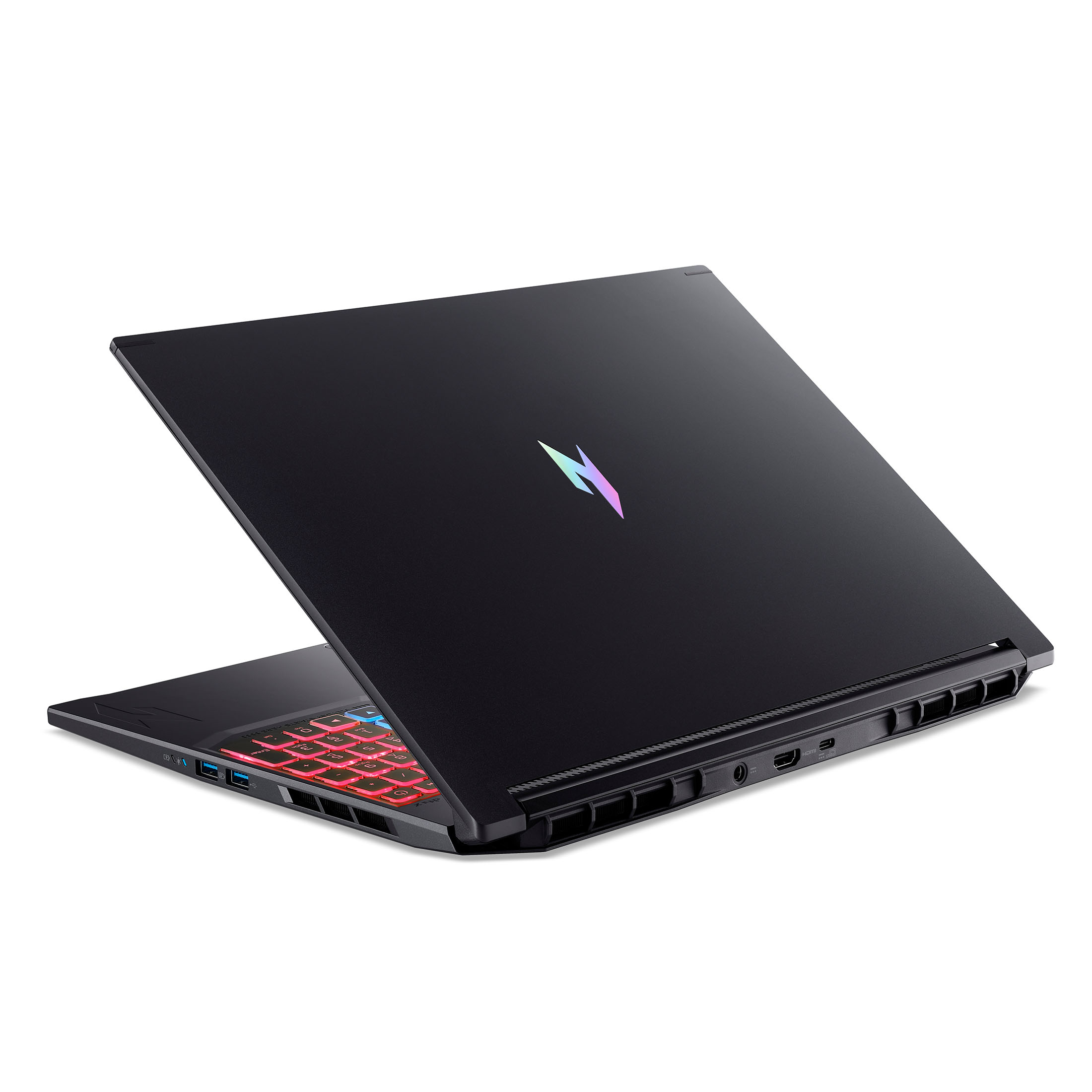 Ein schwarzer Gaming-Laptop mit schillerndem Logo und rot beleuchteten Tasten, von rechts hinten auf weiß.