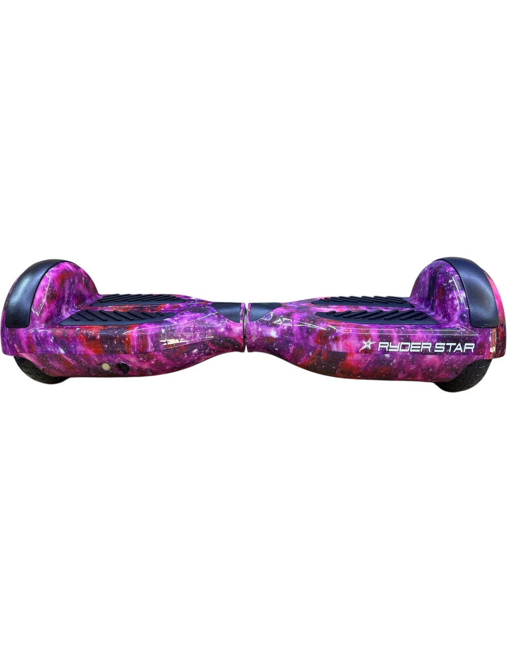 Beyaz arka planda galaksi desenli ve siyah ayaklı mor bir hoverboard.