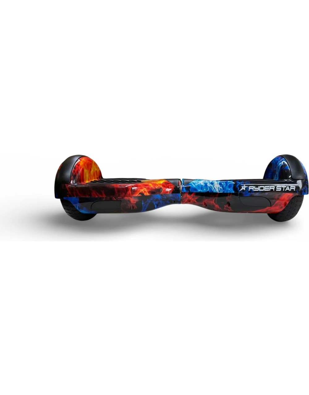 Beyaz arka planda kırmızı ve mavi alev desenli bir hoverboard.