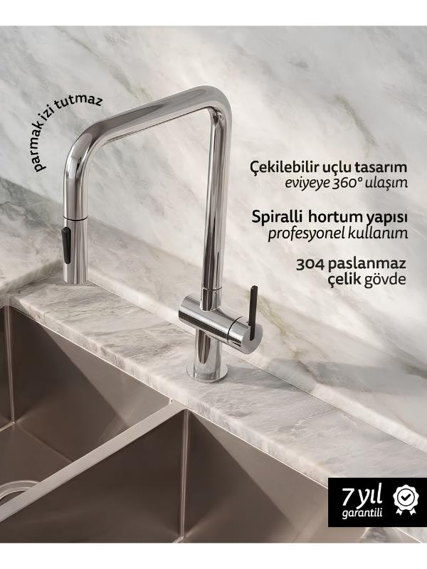 Mermer tezgah üzerine monte edilmiş, Türkçe tanıtım yazılı modern krom mutfak bataryası.
