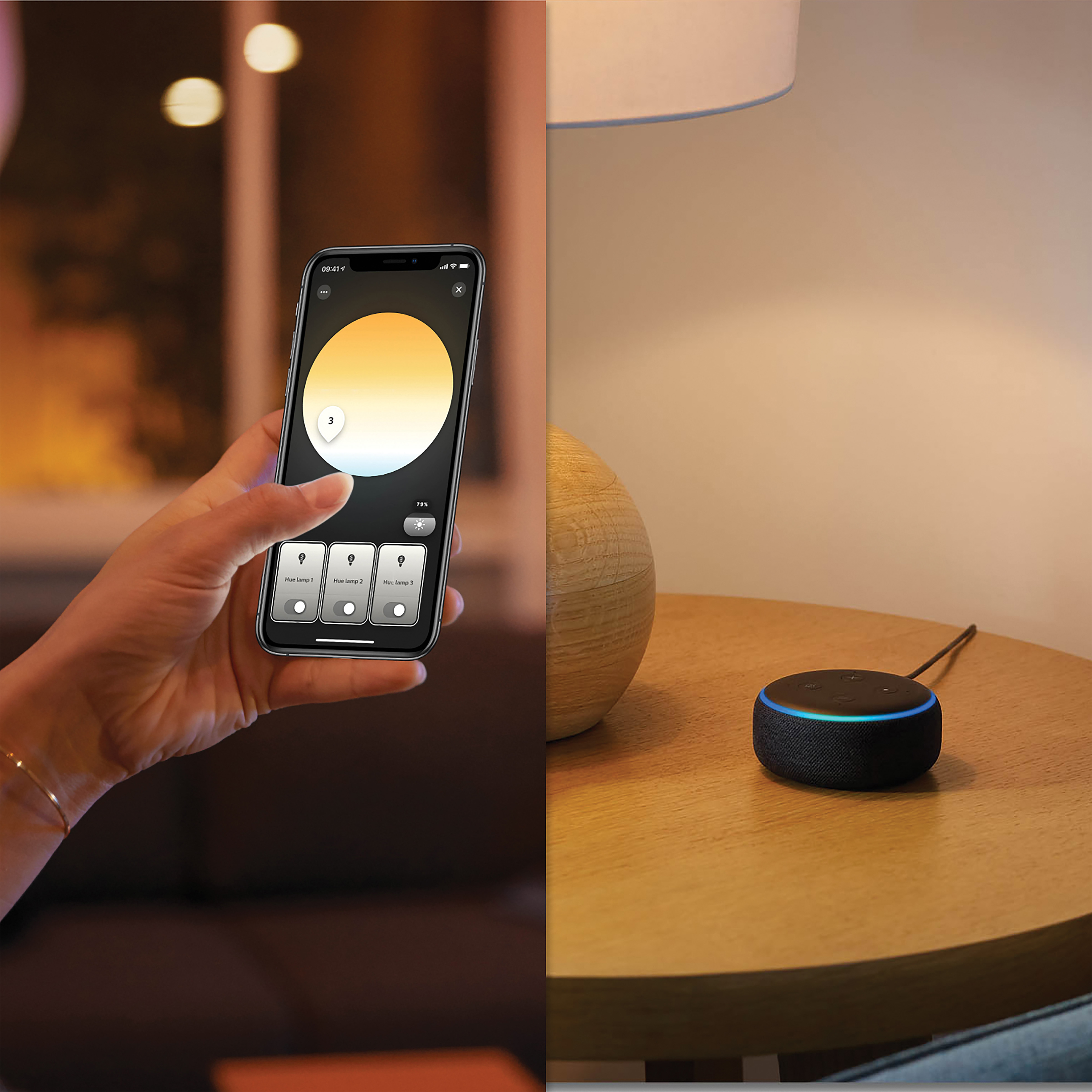 Mano tiene smartphone con app, assistente vocale su tavolo in legno.