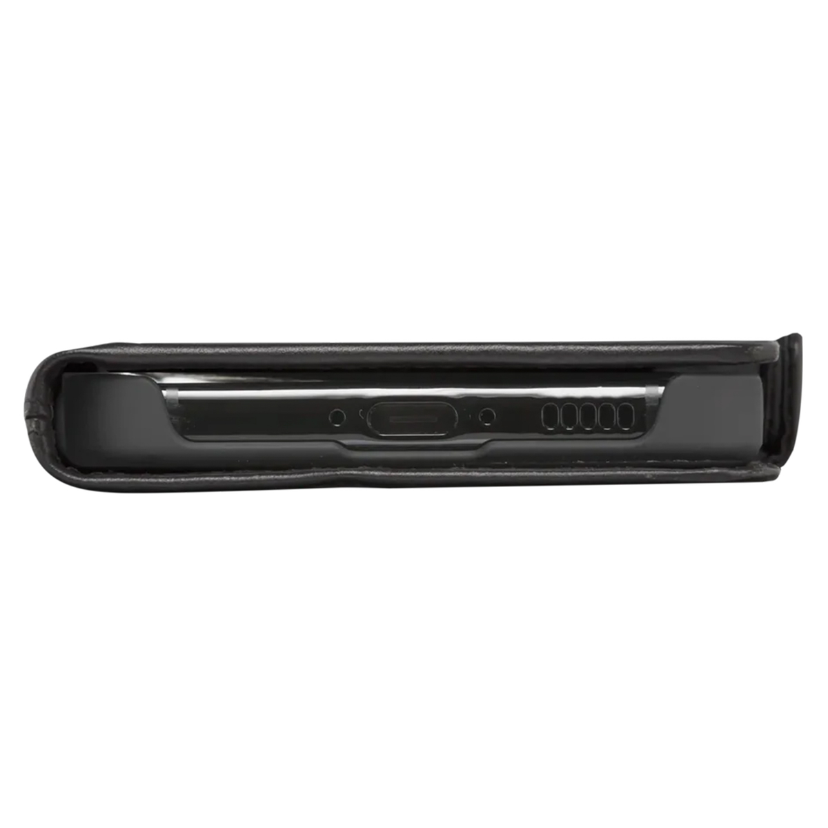 Vista inferior de un smartphone en funda de piel negra, con puerto de carga y altavoces.