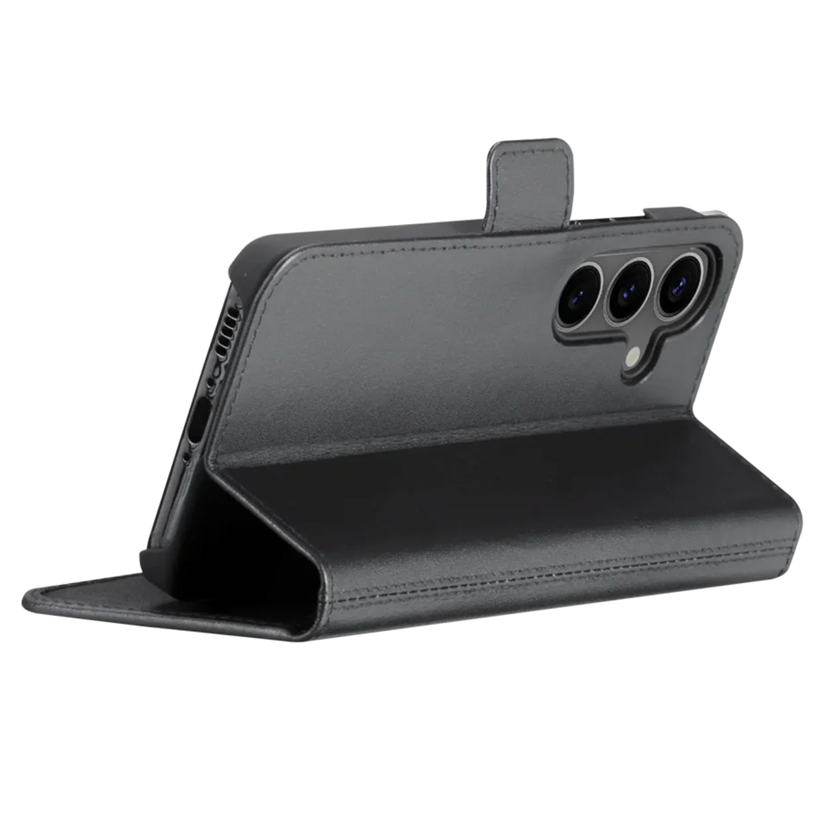 Una funda de móvil de cuero negro con soporte integrado, mostrando la parte trasera con tres cámaras sobre fondo blanco.