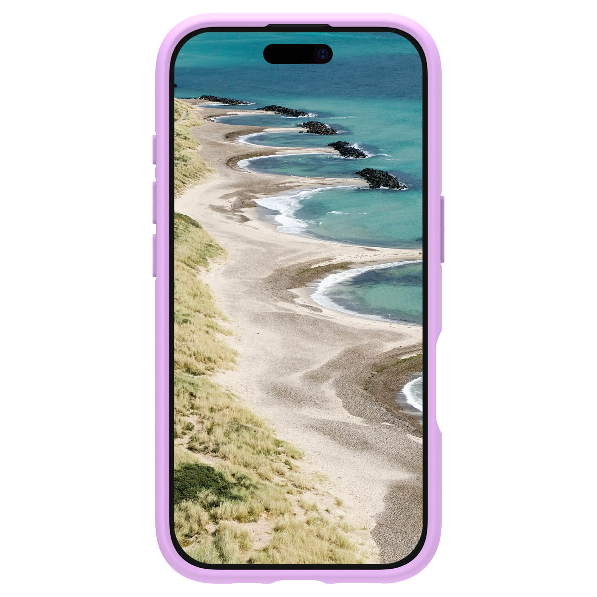 Un teléfono en funda morada muestra un fondo de pantalla costero con playa de arena.