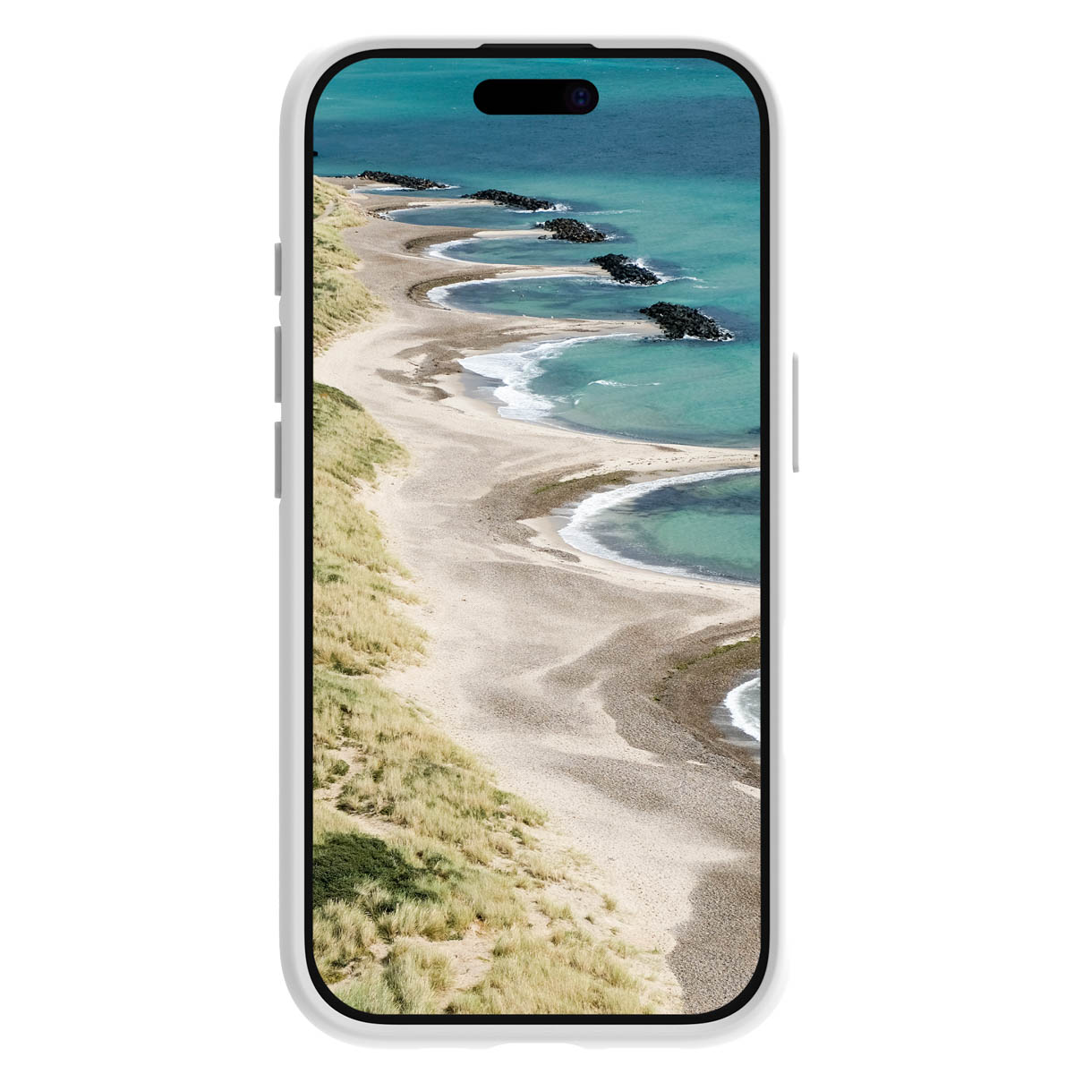 Smartphone con funda clara y pantalla que muestra una costa arenosa con mar turquesa.