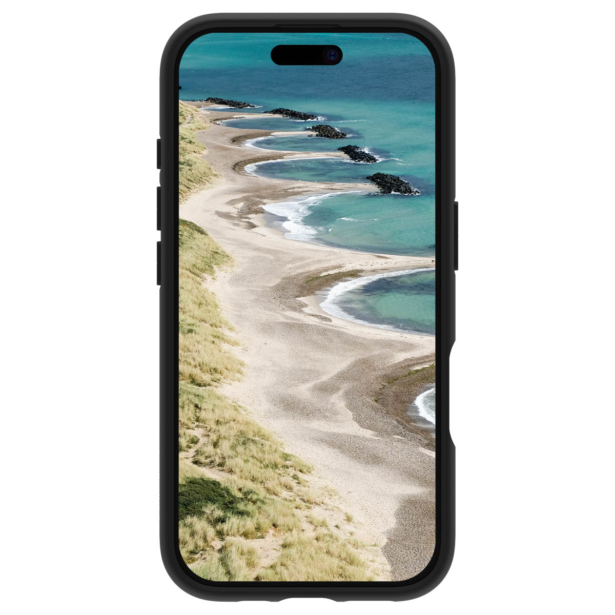 Ein Smartphone zeigt ein Bild einer Küste mit Sandstrand, türkisblauem Meer und Wellenbrechern.