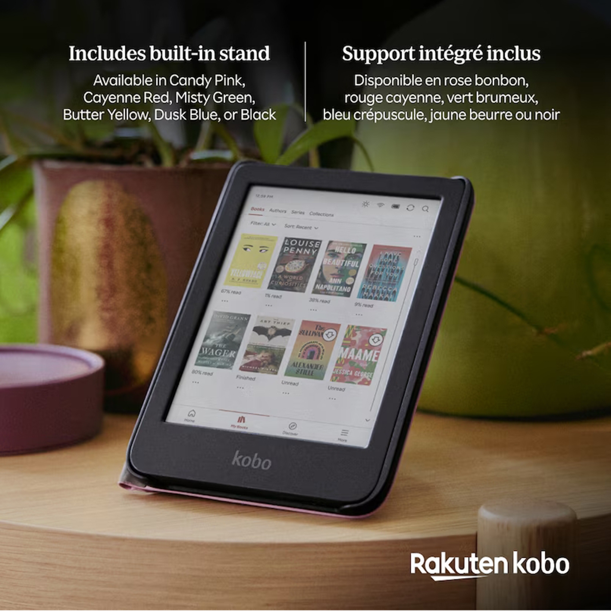 Ahşap bir masa üzerinde duran Kobo e-kitap okuyucu, bir kitap kütüphanesi gösteriyor.
