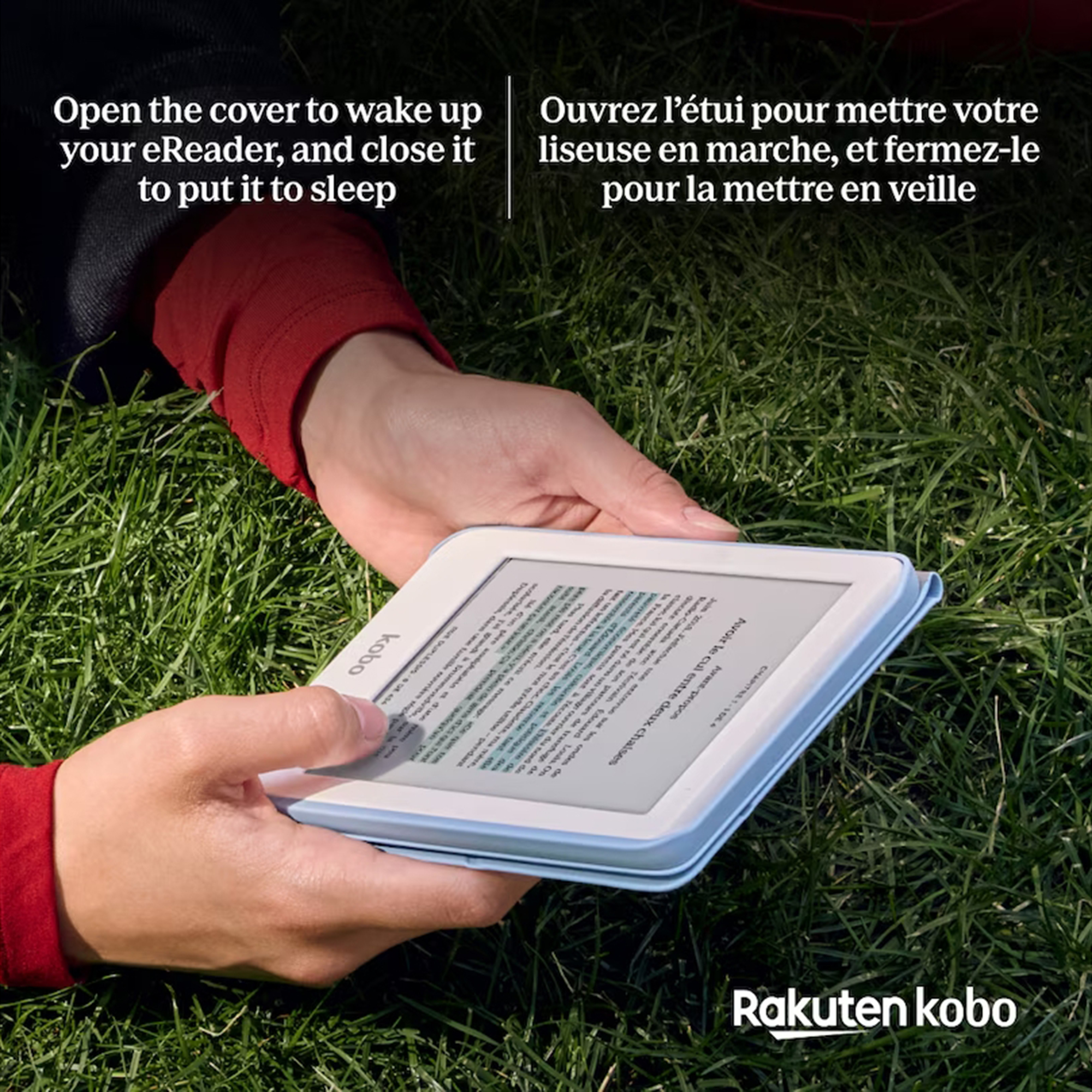 Yeşil çimlerde oturan bir kişi, açık mavi renkli bir Kobo e-Okuyucu tutarak metin okuyor.