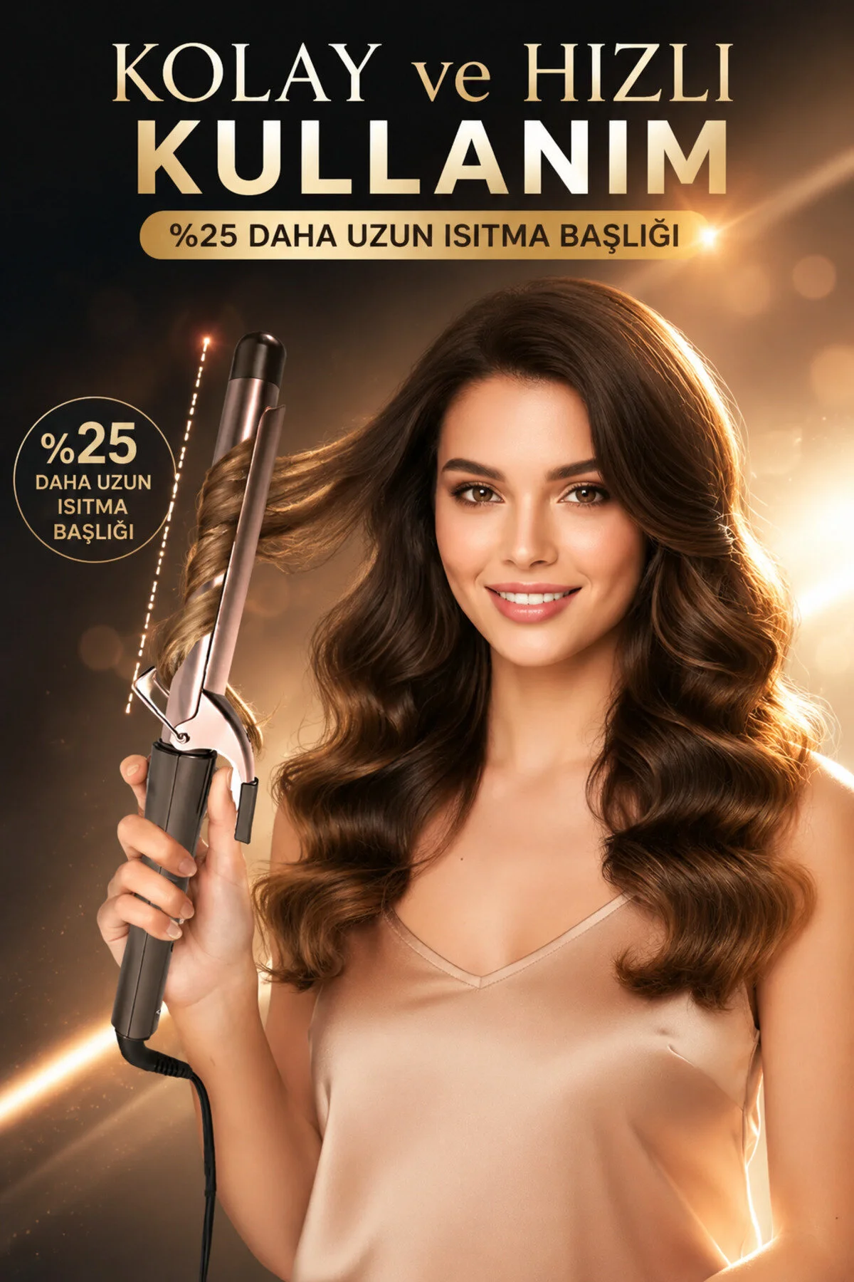 Işıltılı arka planda gülümseyen ve pembe altın maşayla uzun kahverengi saçlarını kıvıran kadın.