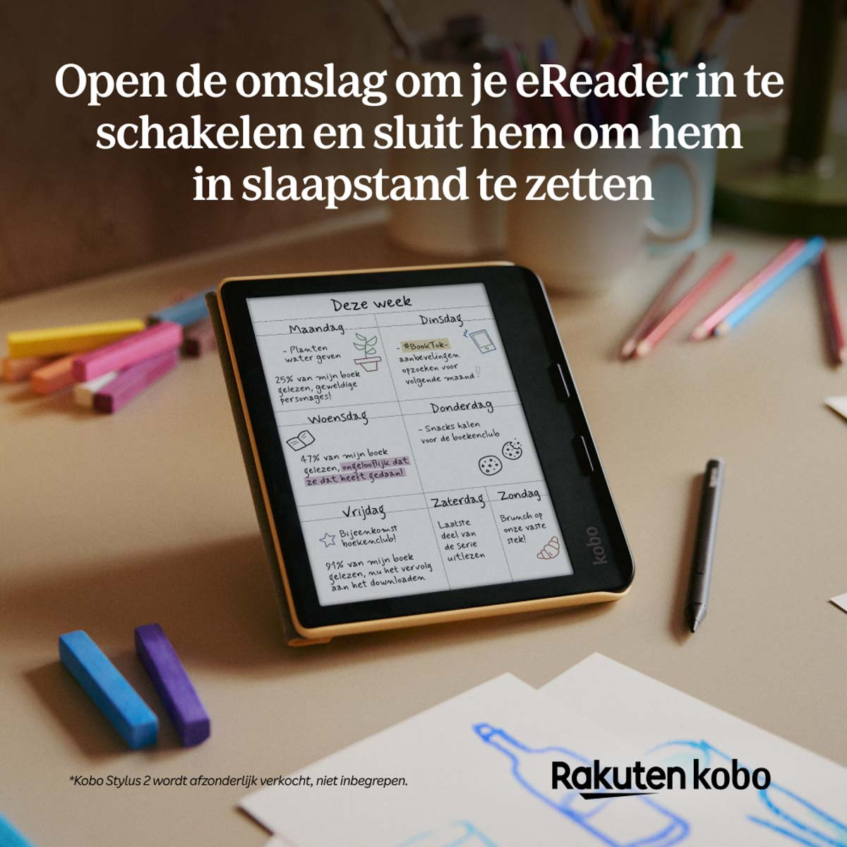 Ein Kobo-eReader liegt auf einem Schreibtisch mit Notizen, Stiften und einem Stift.