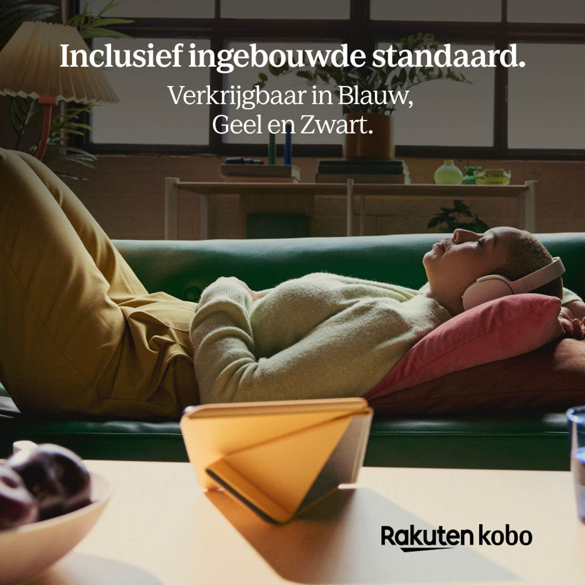 Eine Person liegt auf einem grünen Sofa mit Kopfhörern, einem Tablettständer und Textüberlagerung.