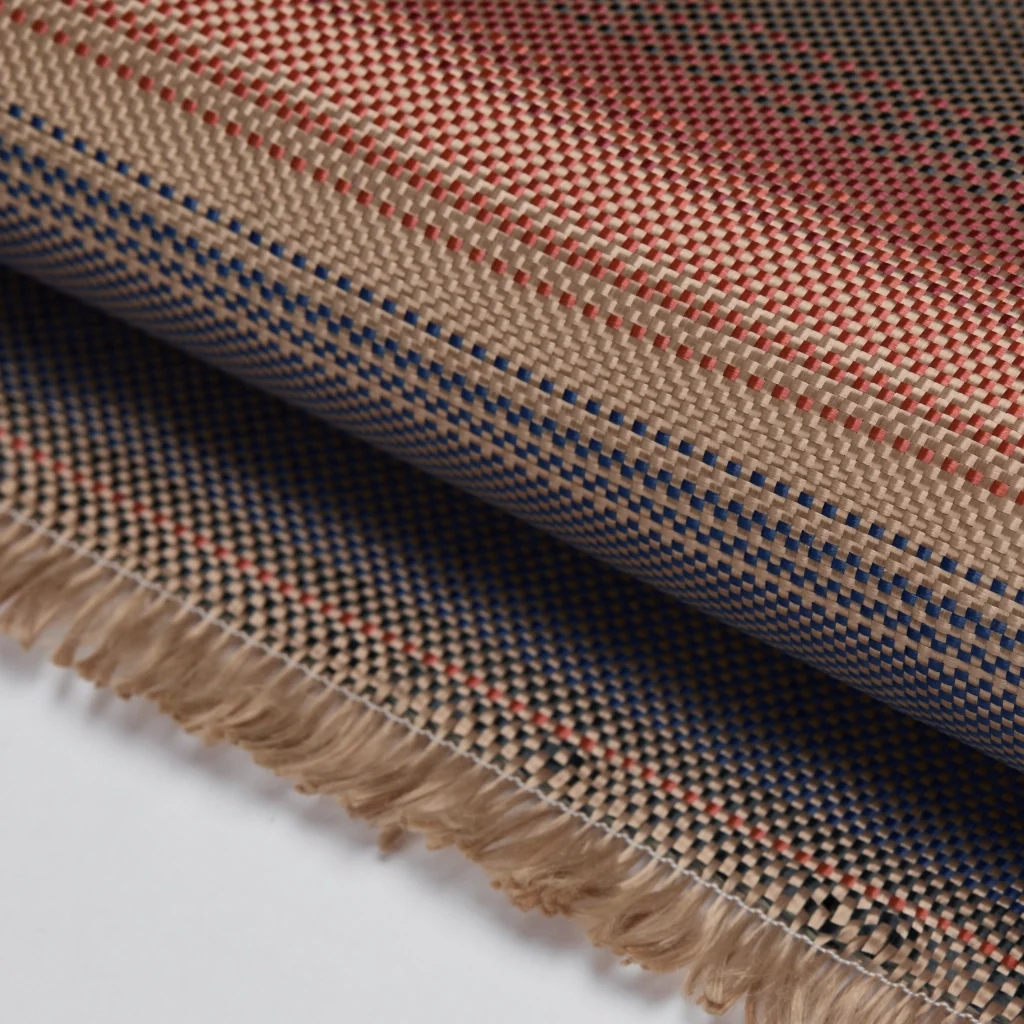 Nahaufnahme eines gewebten beige Teppichs mit blauen und roten Streifen sowie Fransen.