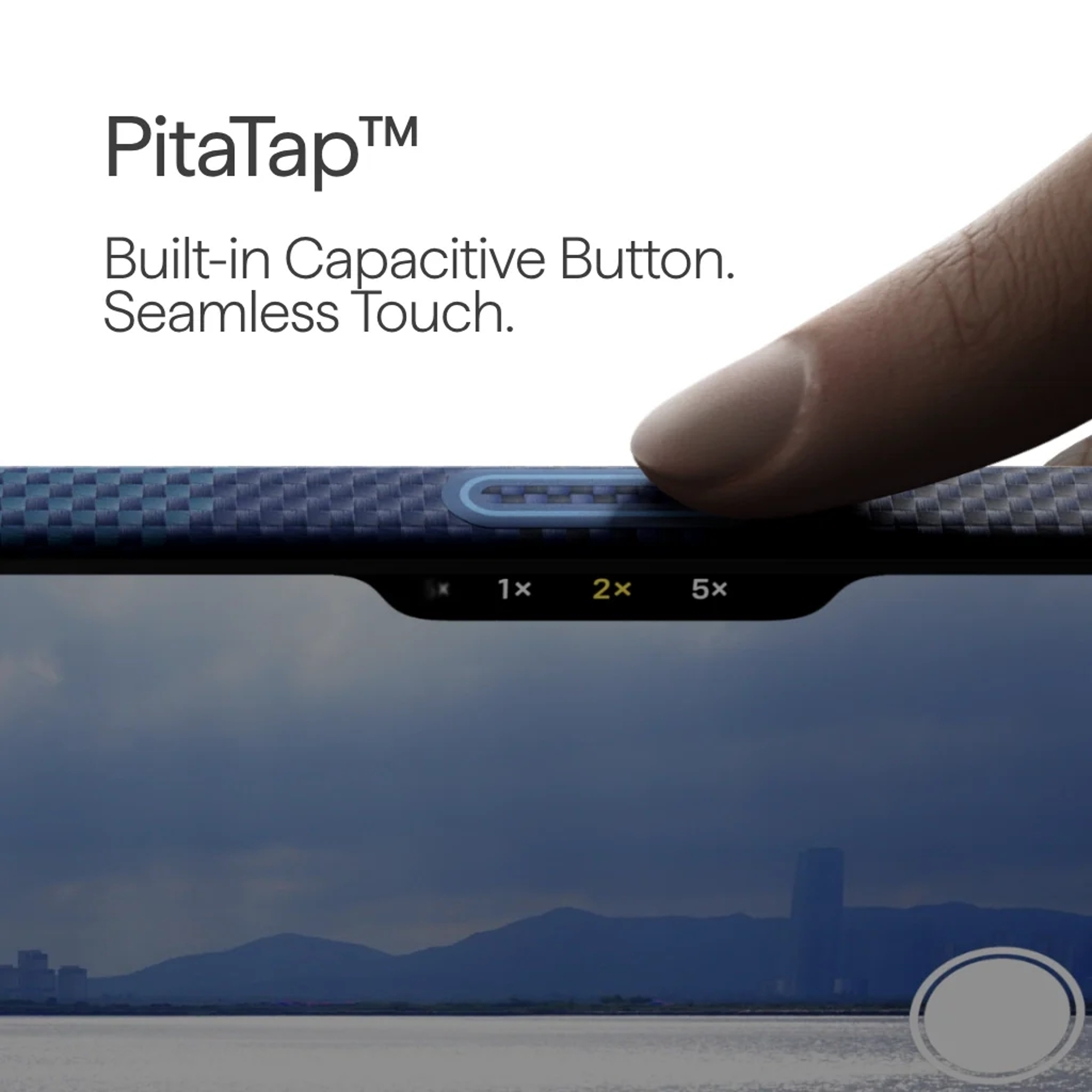 Un dito tocca un pulsante capacitivo su una custodia in carbonio con vista della fotocamera sullo sfondo.