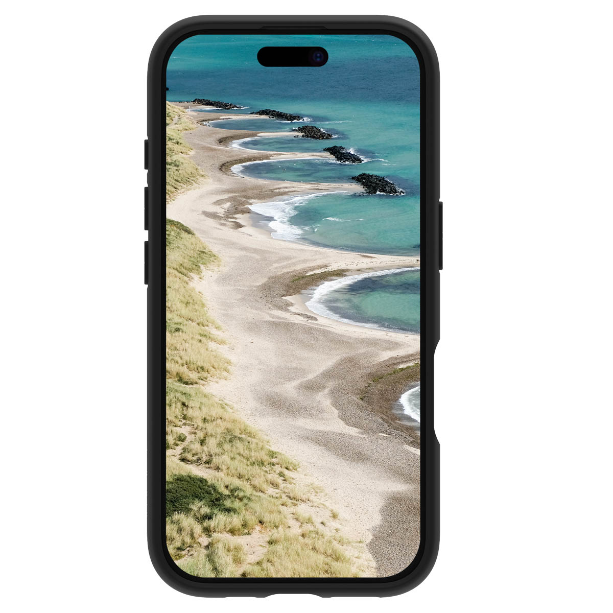 Un smartphone negro muestra en su pantalla una escena costera con playa de arena y mar turquesa.