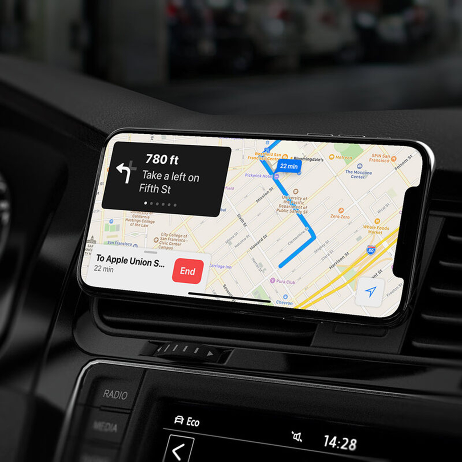 Smartphone op een autodiagram met een GPS-navigatie-app, kaart en route-instructies.