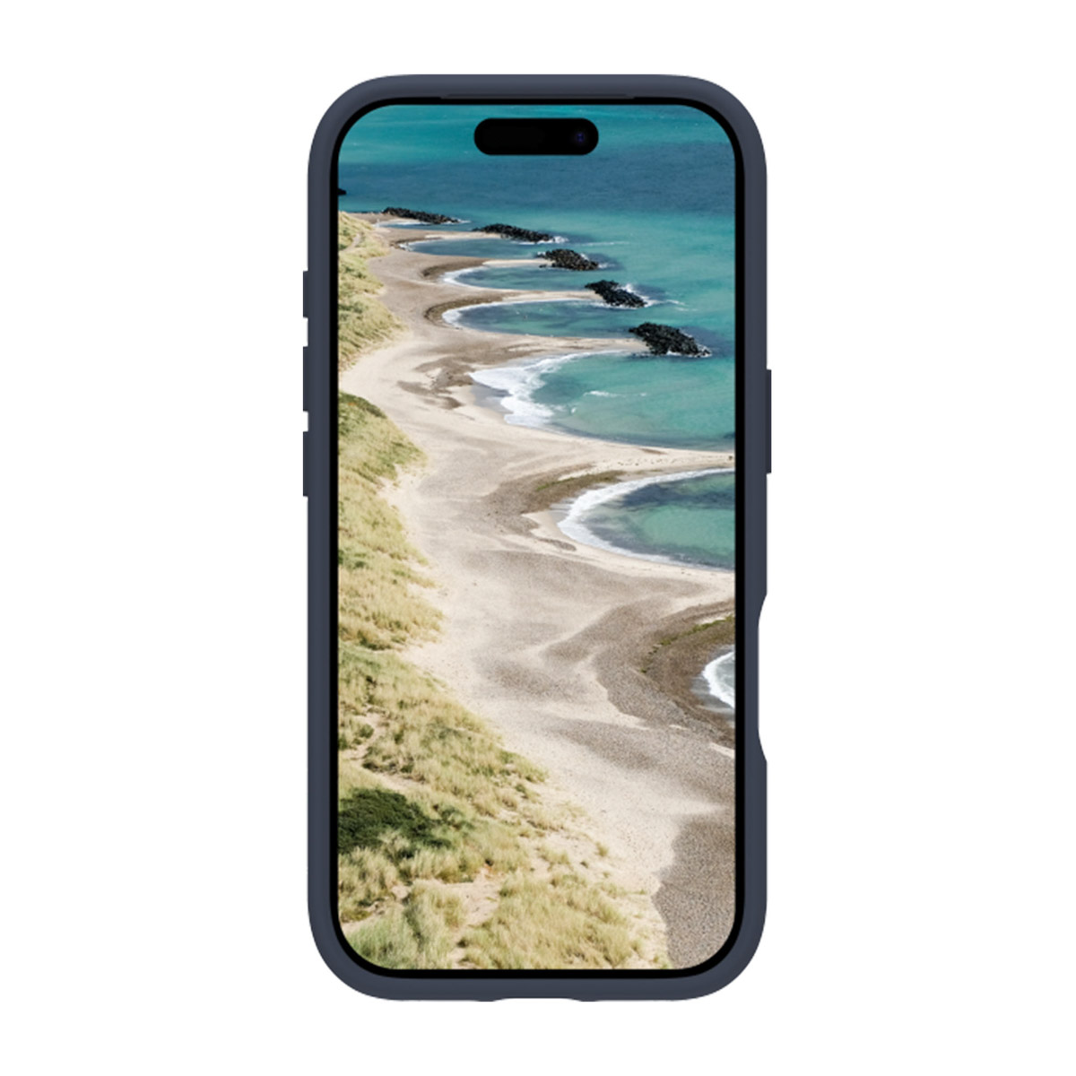 Smartphone dans une coque affichant une côte avec plage de sable et mer bleue.