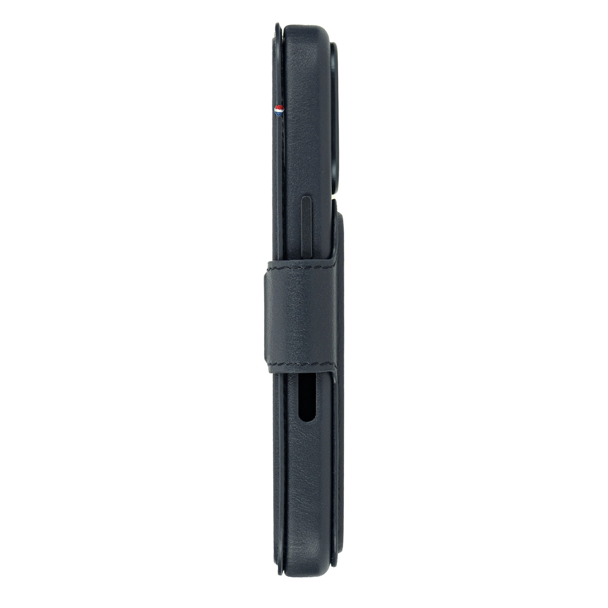 Seitenansicht einer dunklen, geschlossenen Handy-Lederhülle mit sichtbaren Nähten und einem kleinen Etikett.