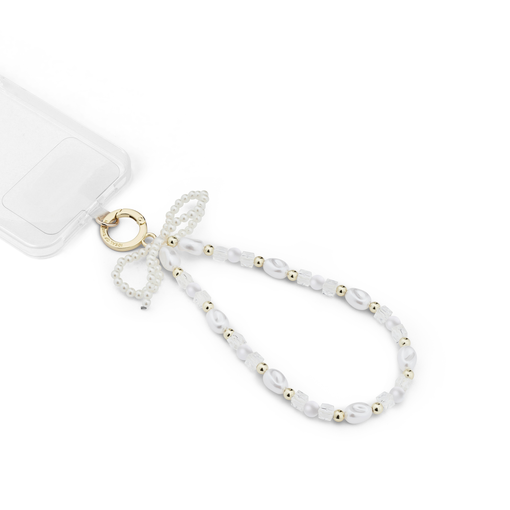 Eine transparente Handyhülle mit einer eleganten Perlenkette und einem goldenen Ring auf weißem Hintergrund.