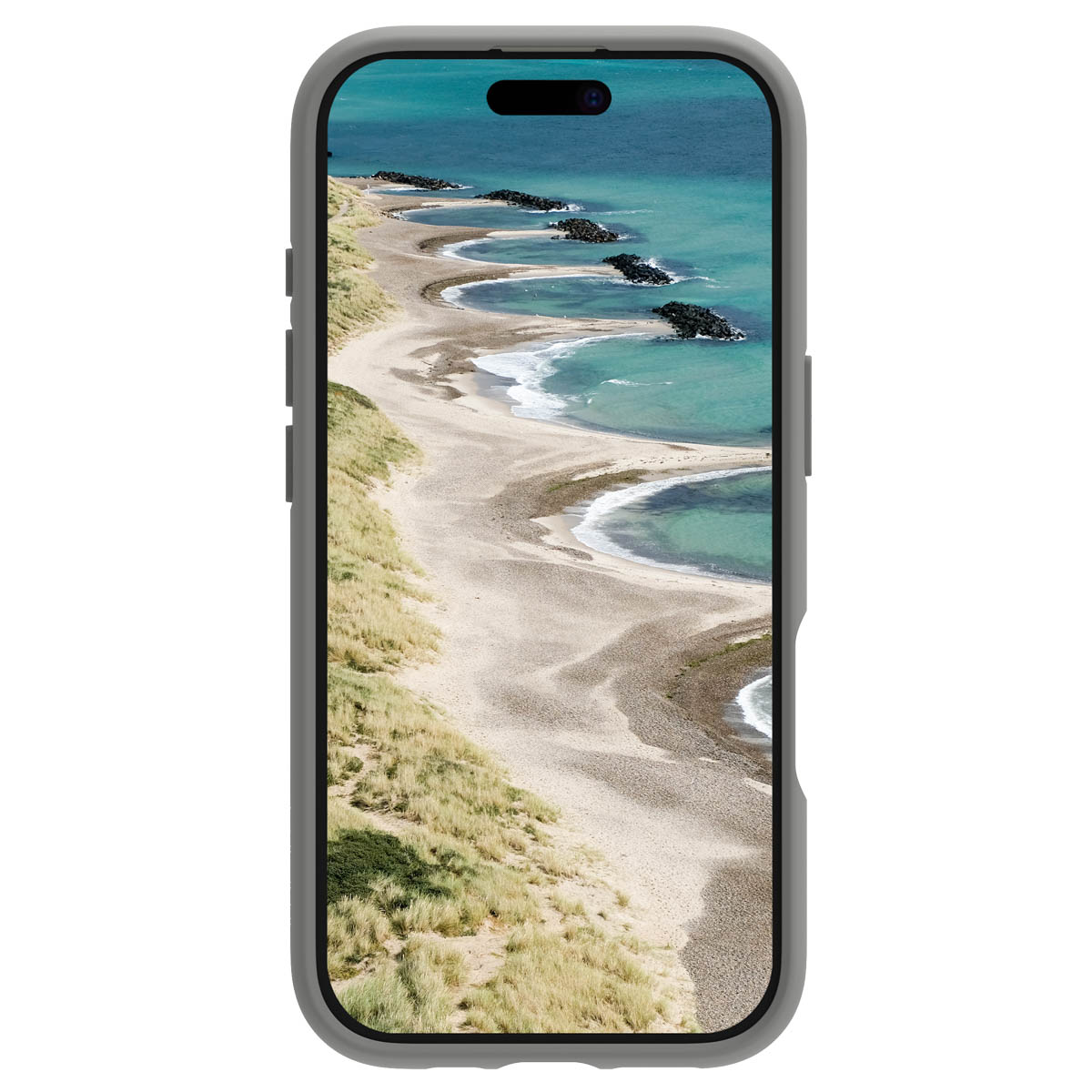 Smartphone con funda protectora gris claro y un fondo de pantalla de una costa arenosa y mar azul.