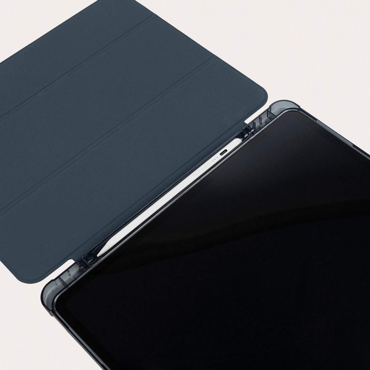 Una funda de tableta gris oscuro está abierta, mostrando una tableta con un lápiz blanco en el borde.