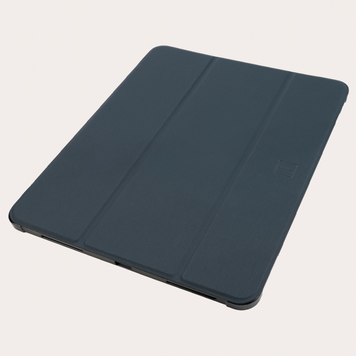 Funda de tableta azul oscura sobre un fondo claro.