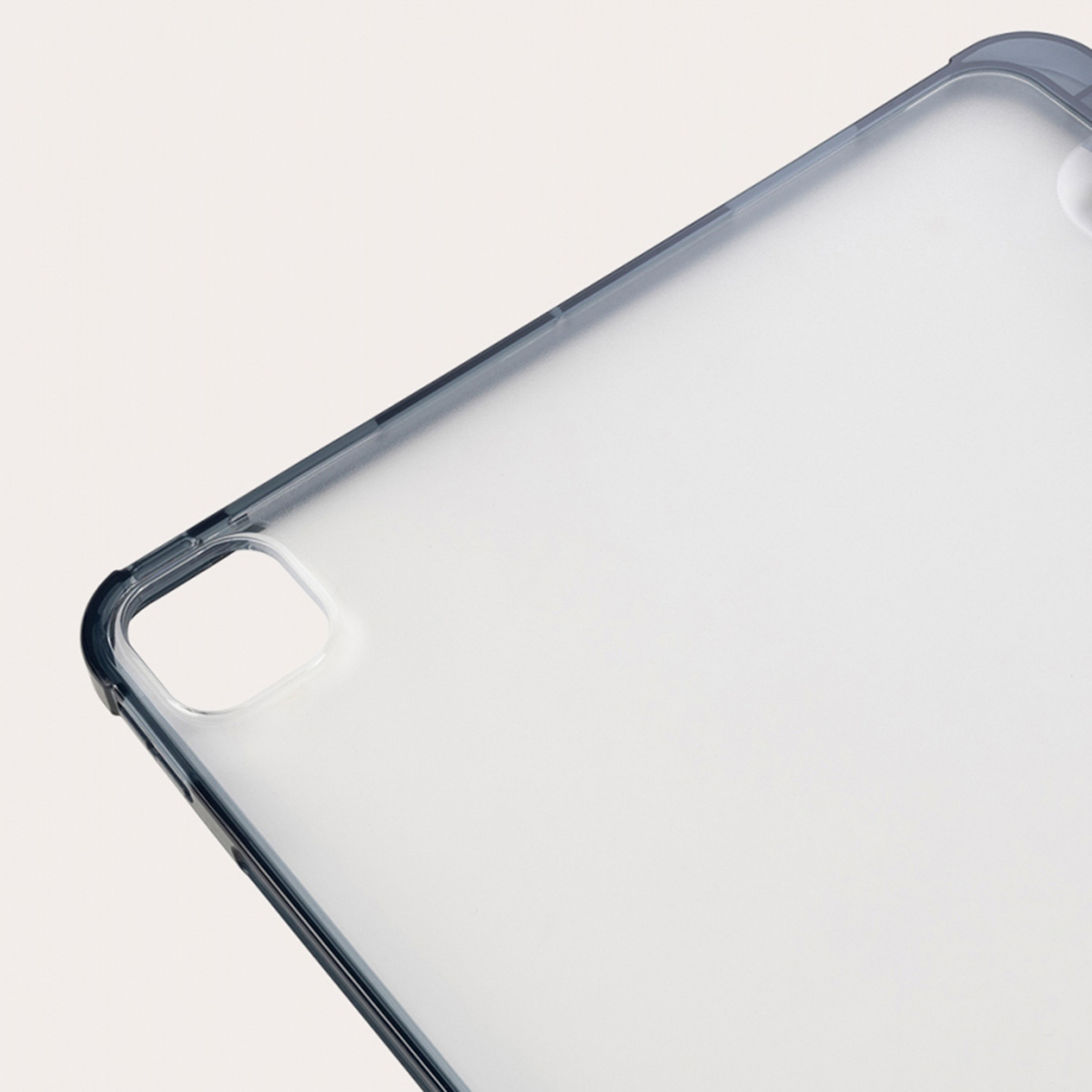 Primer plano de la esquina de una funda de tableta gris translúcida sobre fondo blanco.