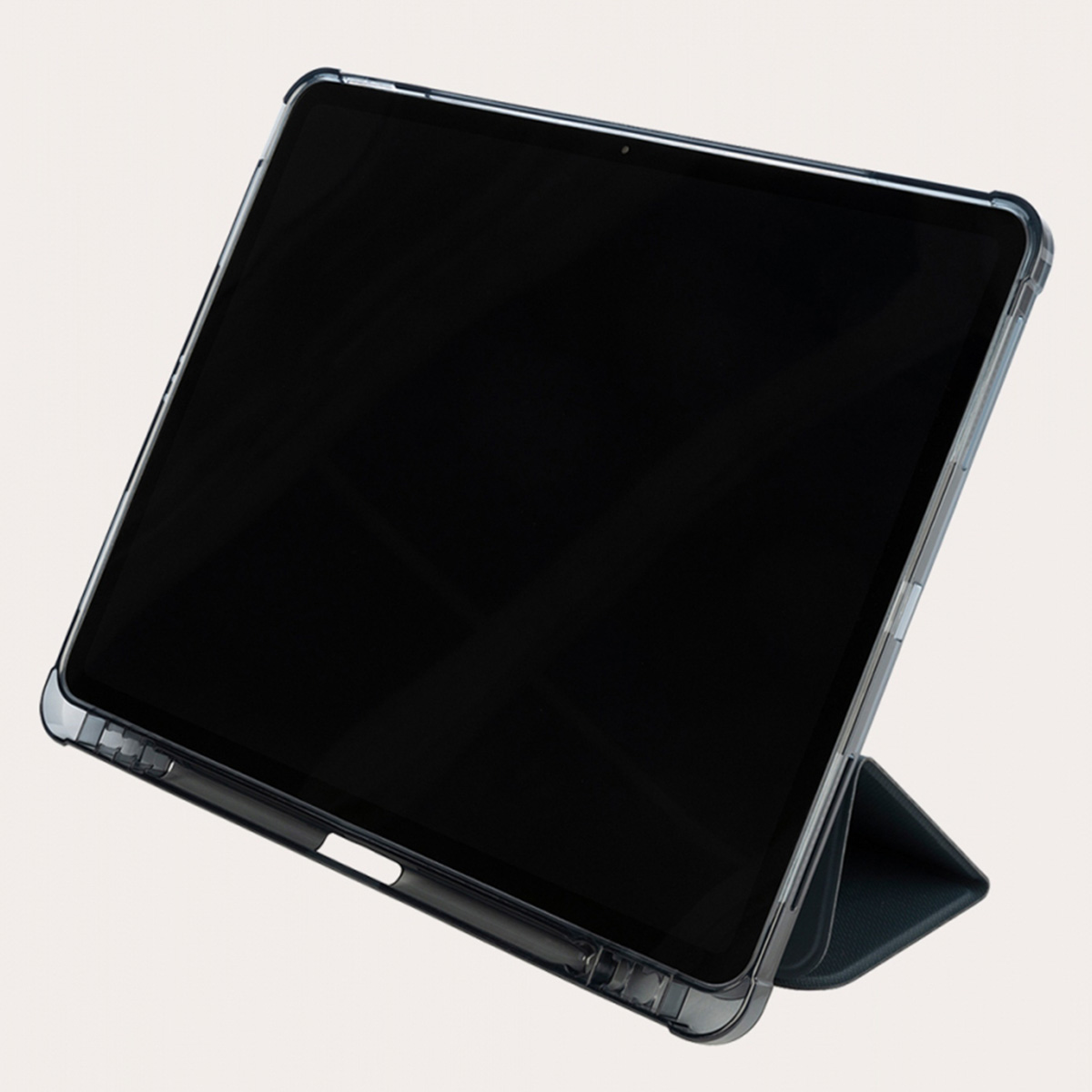 Una tableta negra en una funda protectora se encuentra sobre una superficie clara.