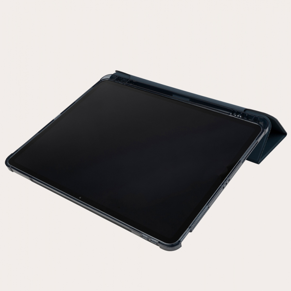 Una tableta con pantalla oscura y funda protectora azul yace plana sobre una superficie clara.