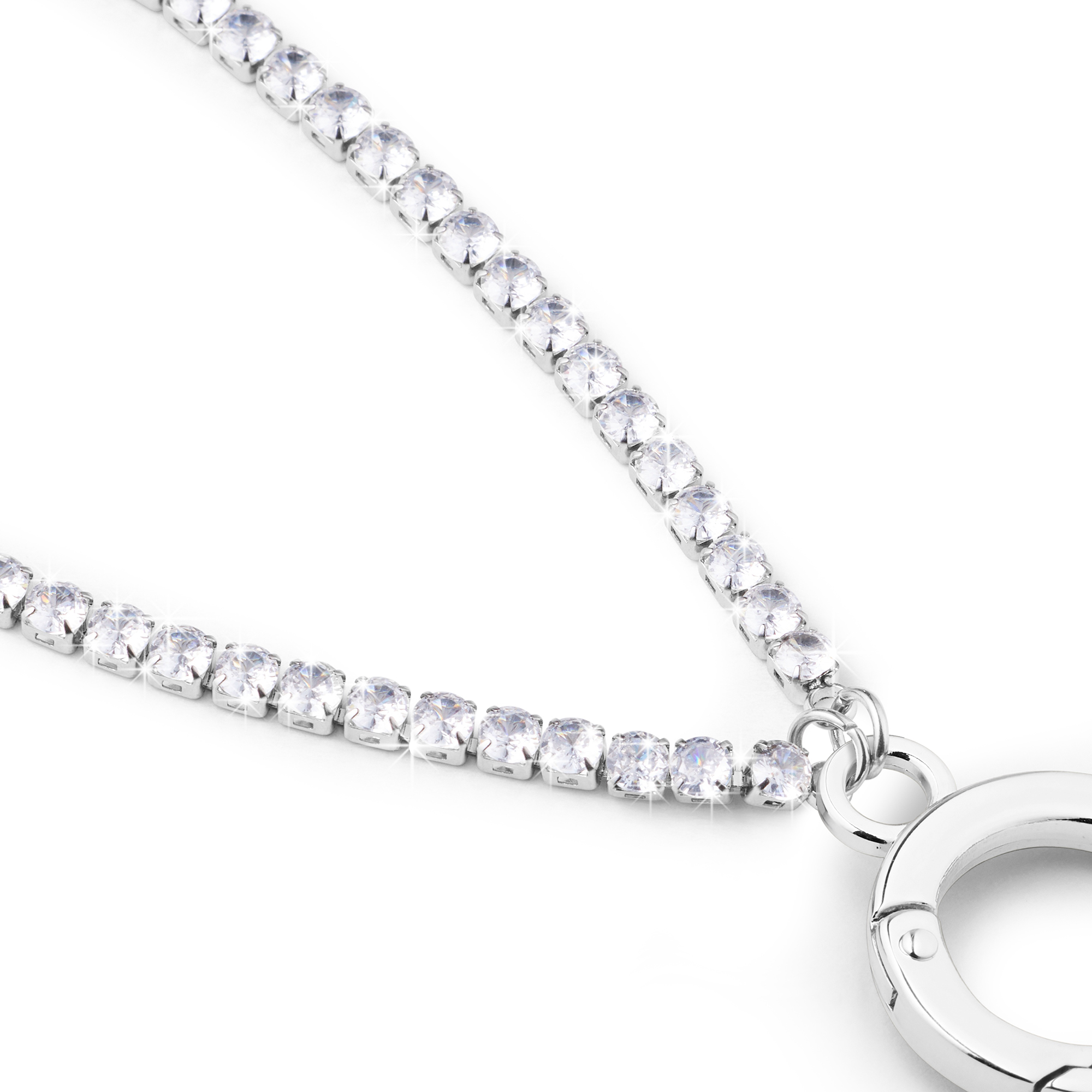 Eine funkelnde silberne Kette mit Zirkoniasteinen und einem Karabinerverschluss auf weißem Hintergrund.