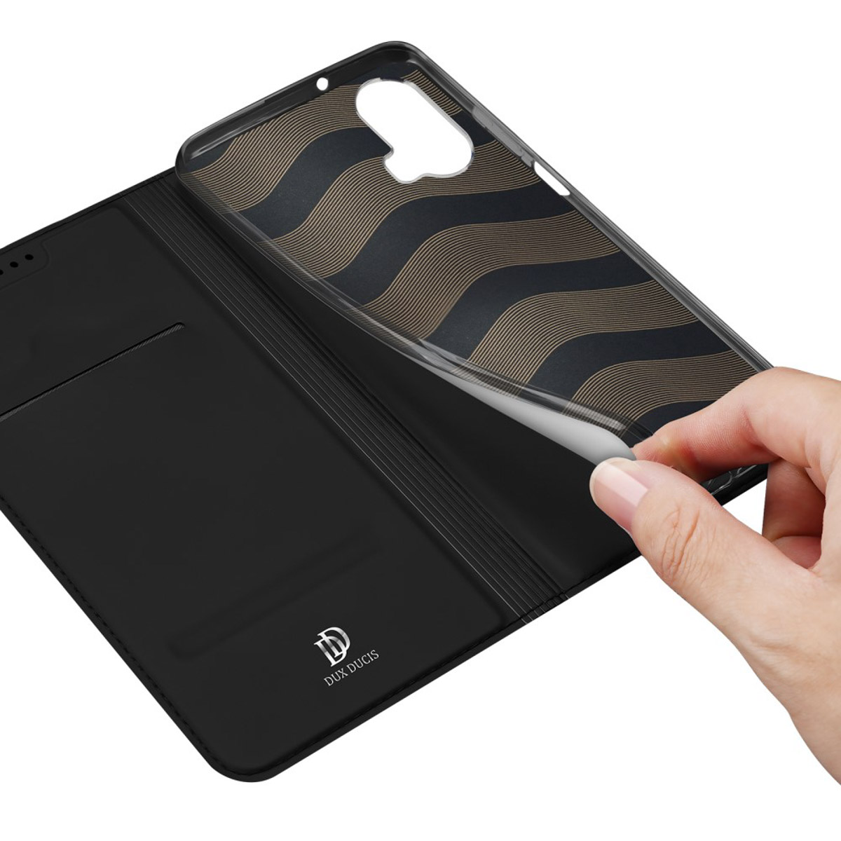 Eine Hand zieht eine klare Plastikfolie von einer schwarzen Handy-Wallet-Hülle ab.