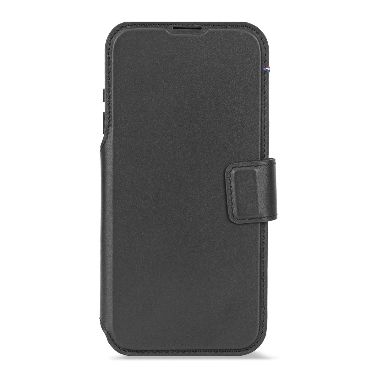 Ein schwarzes Leder-Flipcase für Smartphones mit Magnetverschluss vor weißem Hintergrund.