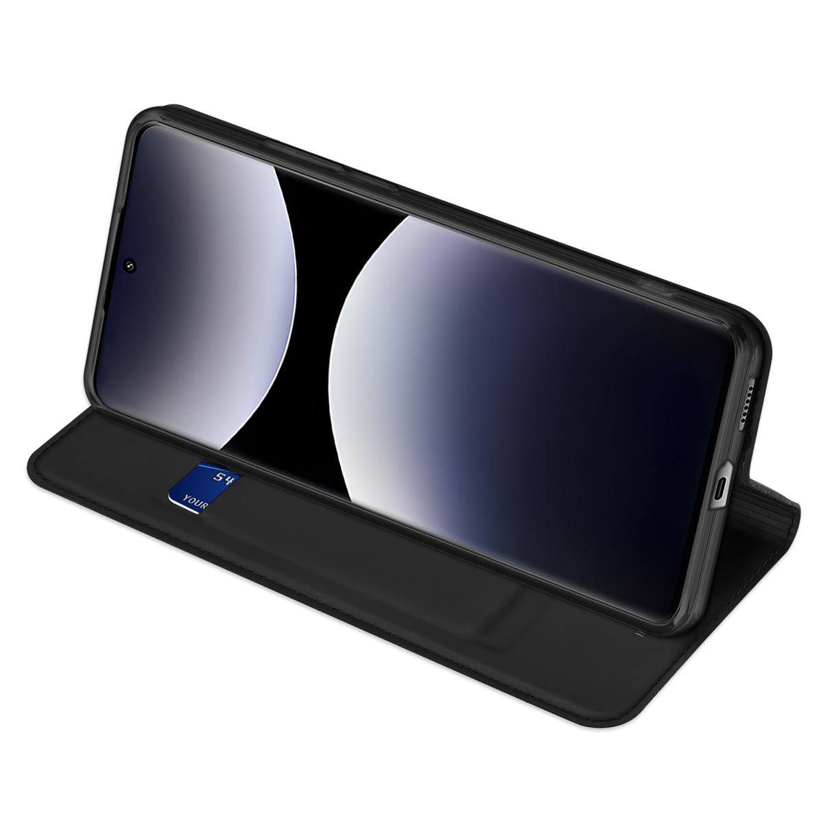 Ein schwarzes Smartphone in einer Klapphülle mit Kreditkartenfach steht quer auf weißem Hintergrund.