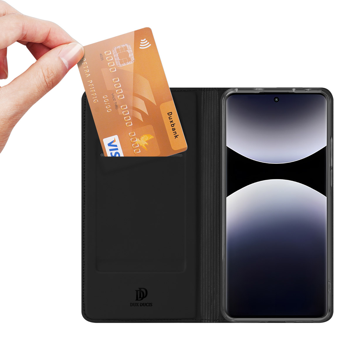Hand hält eine goldene Kreditkarte über einer offenen schwarzen Leder-Handyhülle, rechts das Smartphone.