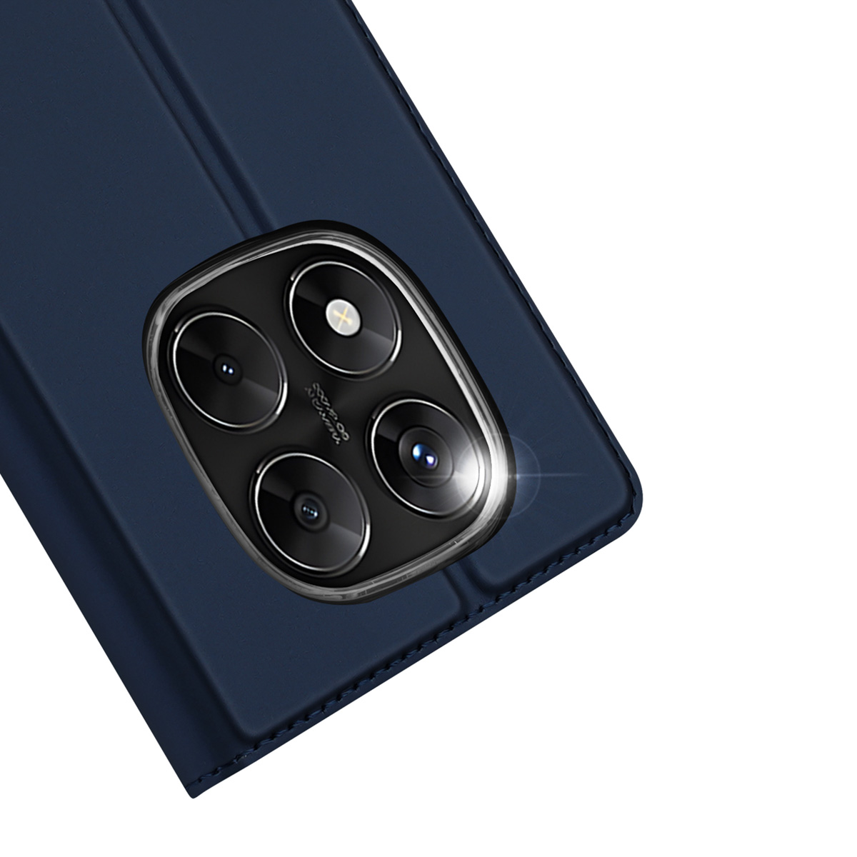 Eine dunkelblaue Leder-Smartphone-Hülle mit einem quadratischen Kameramodul mit vier Linsen und Blitz vor weißem Hintergrund.