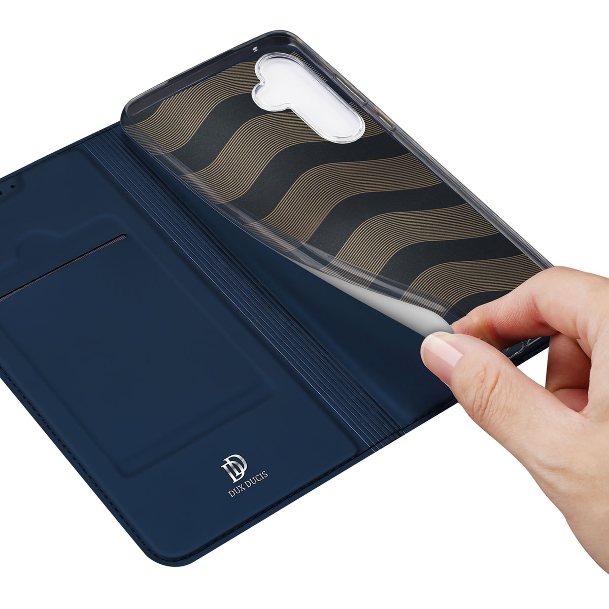 Eine Hand öffnet eine dunkelblaue Brieftaschen-Handyhülle mit transparenter Wellenmuster-Innenschale.