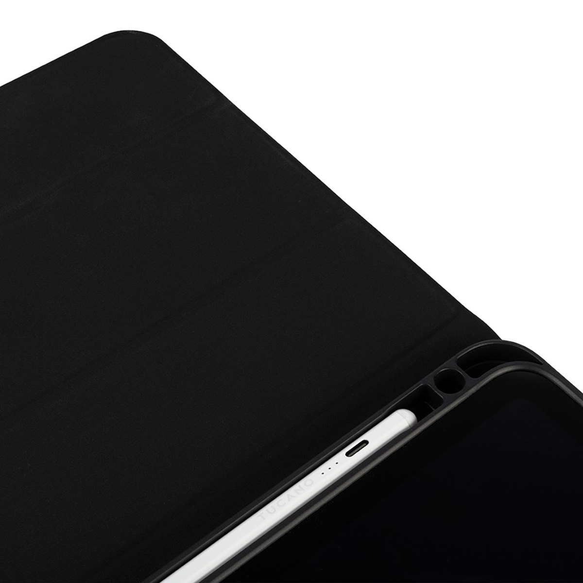 Un lápiz óptico blanco descansa en el soporte de una funda de tablet negra.