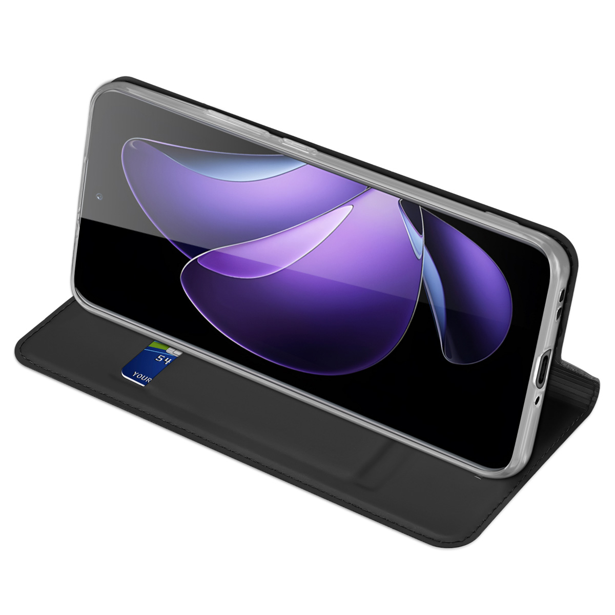 Ein schwarzes Smartphone mit lila Hintergrundbild in einer aufklappbaren Schutzhülle mit Kartenfach auf weißem Grund.