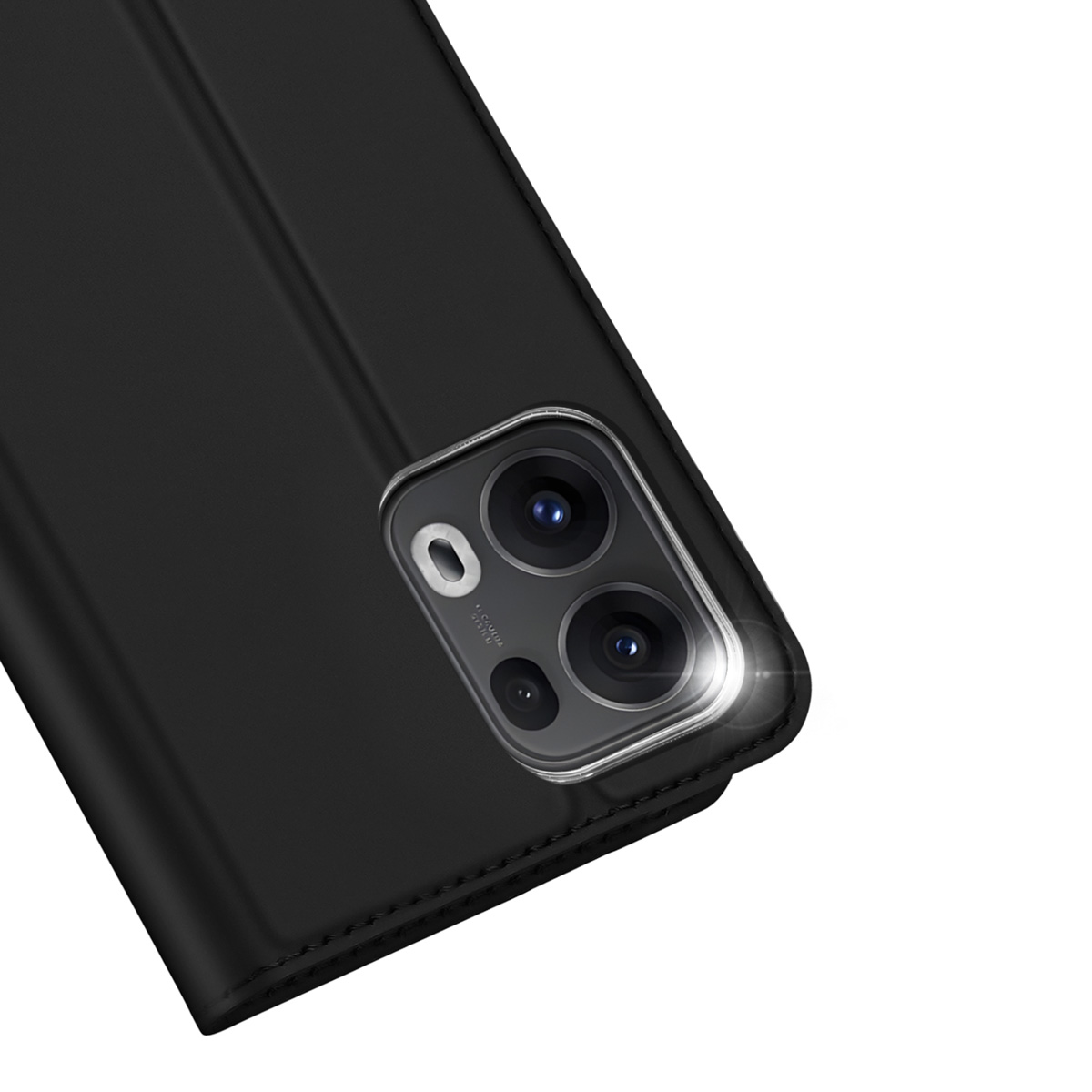 Nahaufnahme einer schwarzen Leder-Smartphone-Hülle mit einem prominenten Dual-Kameramodul mit silbernem Rand.
