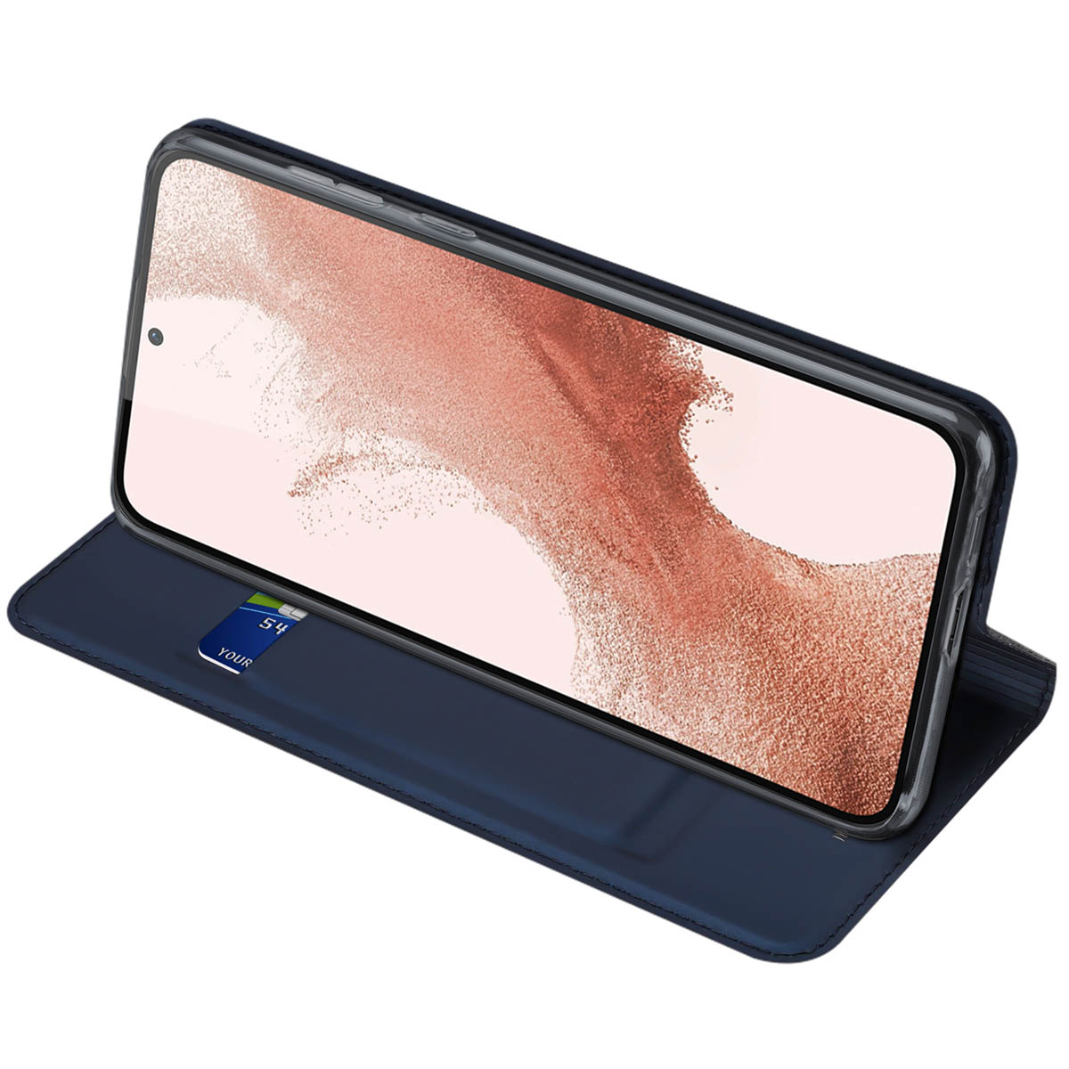 Uno smartphone in una custodia a portafoglio in pelle blu scuro con una carta di credito.