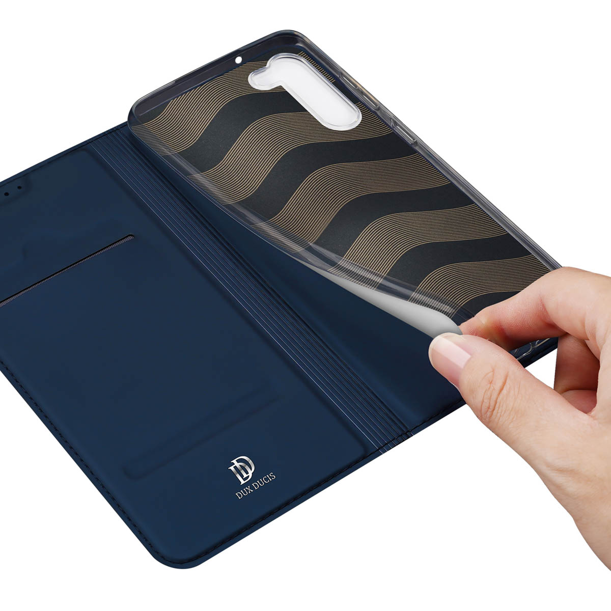 Mano tiene una custodia per telefono blu con tasche per carte e retro trasparente con onde dorate.