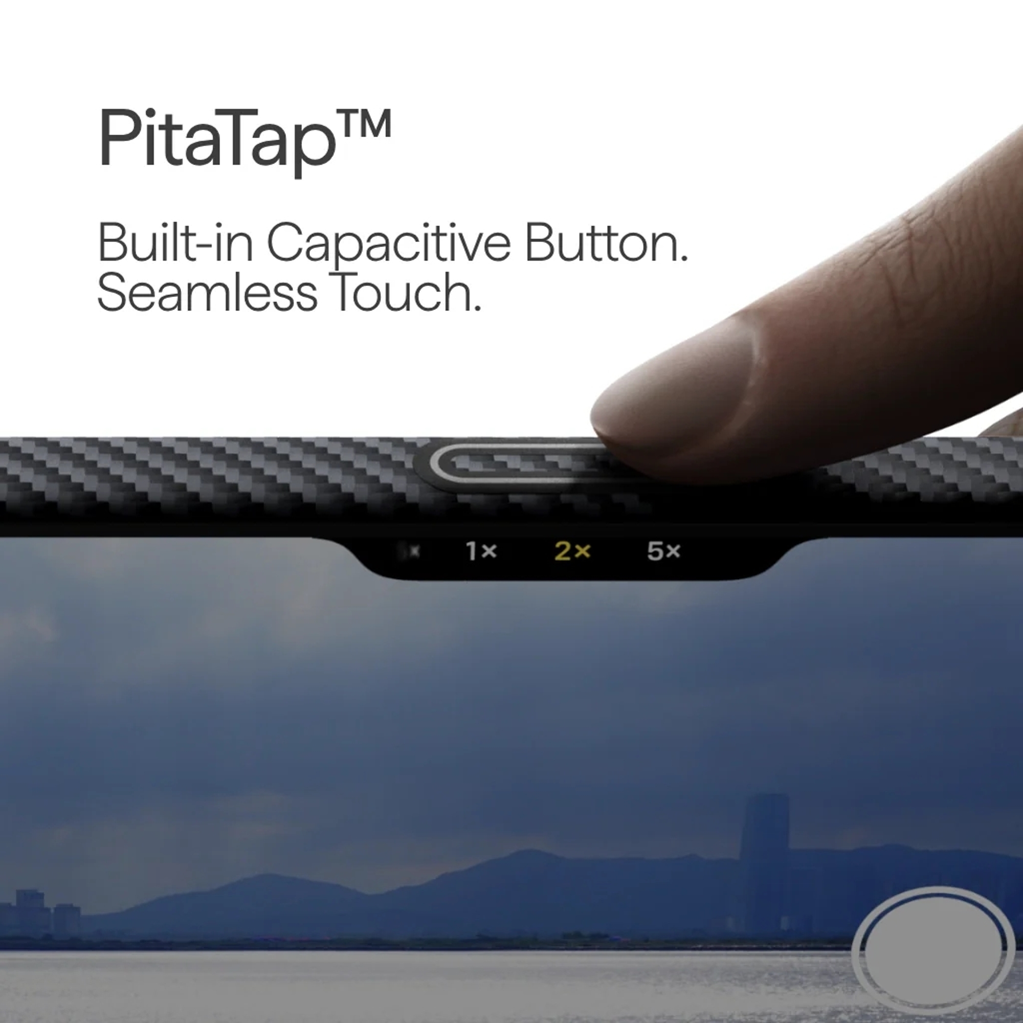 Ein Finger berührt eine Tastenabdeckung aus Carbon mit Text über kapazitive Tasten.