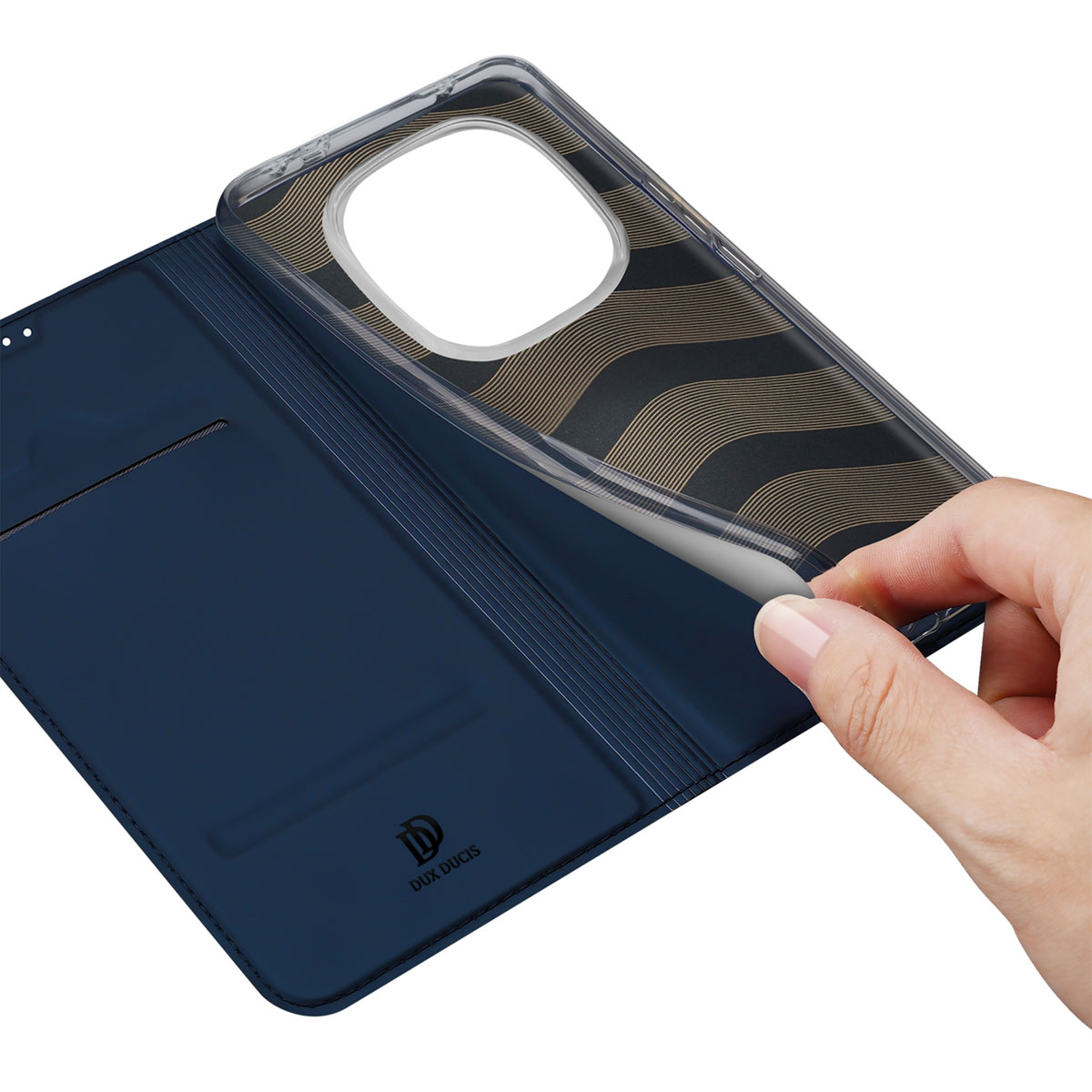 Eine Hand öffnet die dunkelblaue Klapphülle mit Innentaschen für ein Smartphone mit goldenem Wellenmuster.